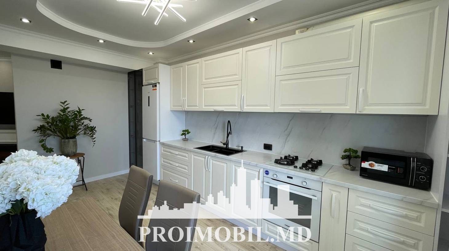 https://images.proimobil.md/mMcinm_3gNvzKeTbvczW_JEKT_3cM5DR5GNHYDJcMr8/watermark:0.75:so:0:30:0.39/resize:fill:1460:816:1/gravity:ce/bG9jYWw6Ly8vZXN0YXRlL2xyLzZhNGM4MzUxLTk3ZjItNDZlNy1iYjBiLTJmOGI3NGIxMTdiZS5qcGVn