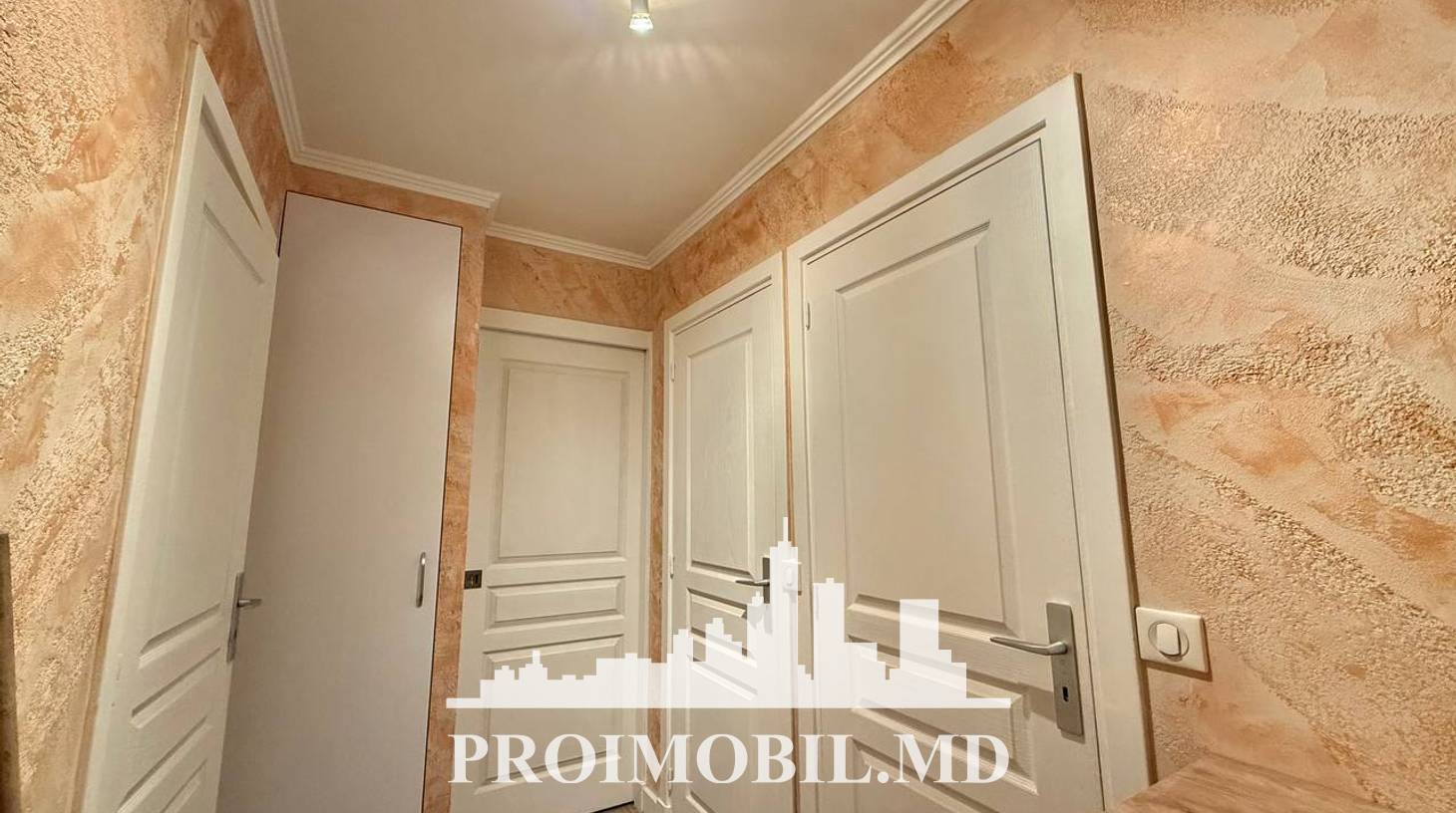 https://images.proimobil.md/mPOi-GyyuI4bbCN4mYZF9wKA_fj8wi9Z94fslbZwY0I/watermark:0.75:so:0:30:0.39/resize:fill:1460:816:1/gravity:ce/bG9jYWw6Ly8vZXN0YXRlL2xyLzUyMWYwOTk5LTI4ODMtNDA0ZS04OTBiLWQzZWVkZDcyMjQwZS5qcGVn