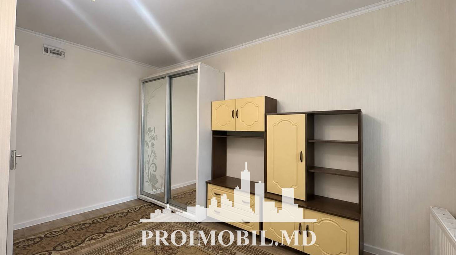 https://images.proimobil.md/mbQWeGp40k4BsuztuNwnPHneUnmNGfbiRDkwGmYm2_U/watermark:0.75:so:0:30:0.39/resize:fill:1460:816:1/gravity:ce/bG9jYWw6Ly8vZXN0YXRlL2xyLzM4MjYyNDljLTRlNTEtNDkyNy1hYmU2LTJlMDczOGNmY2Q4My5qcGVn