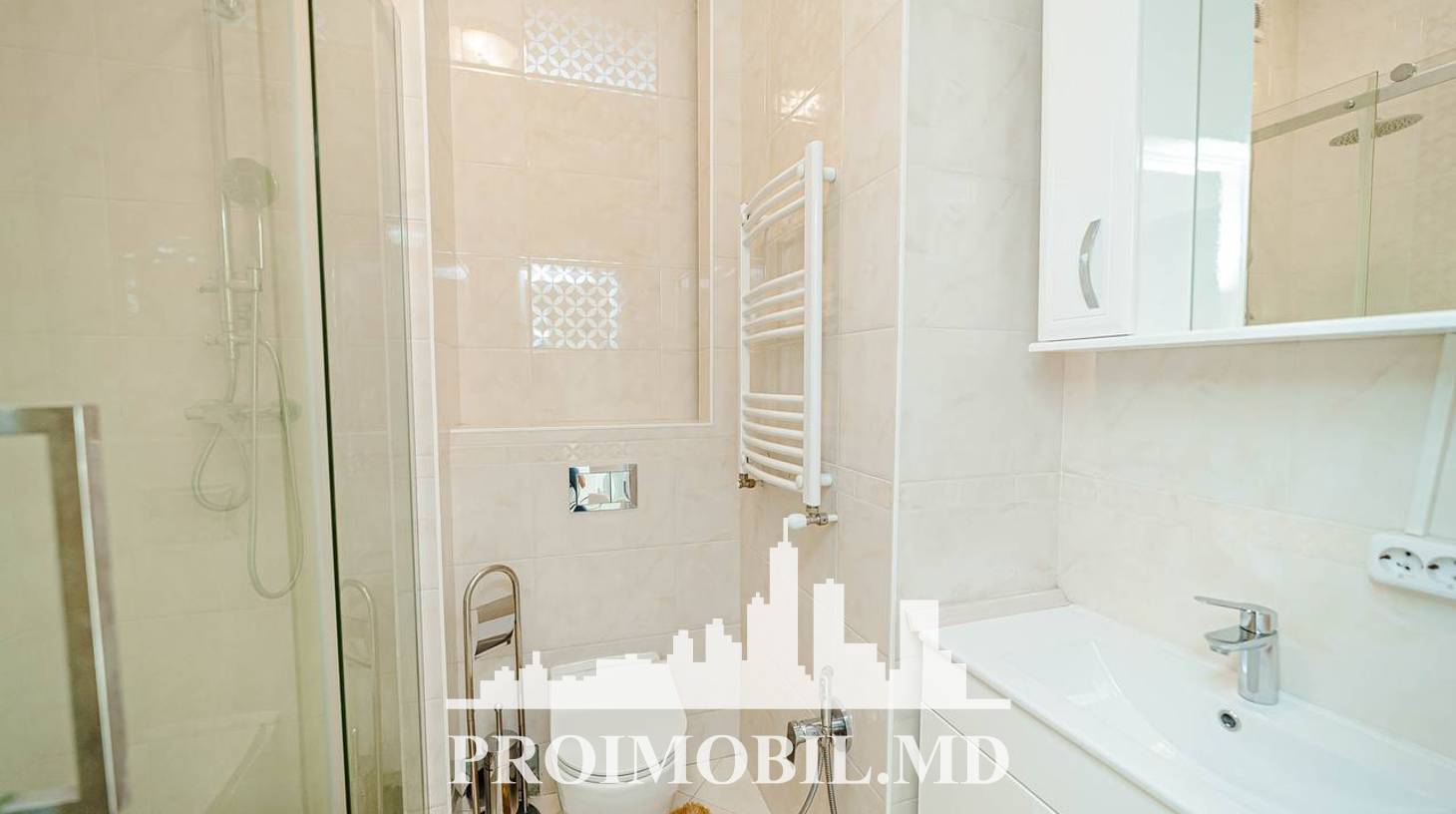 https://images.proimobil.md/mcOMHSveB0sAOqKyKIZIcwUUJ_uaoWi4m1gVzDZ8h7E/watermark:0.75:so:0:30:0.39/resize:fill:1460:816:1/gravity:ce/bG9jYWw6Ly8vZXN0YXRlL2xyLzcyYTEzZWMxLTYyMzUtNGMwOS04YzA3LTNkNzgwNGZmOTQwYi5qcGVn