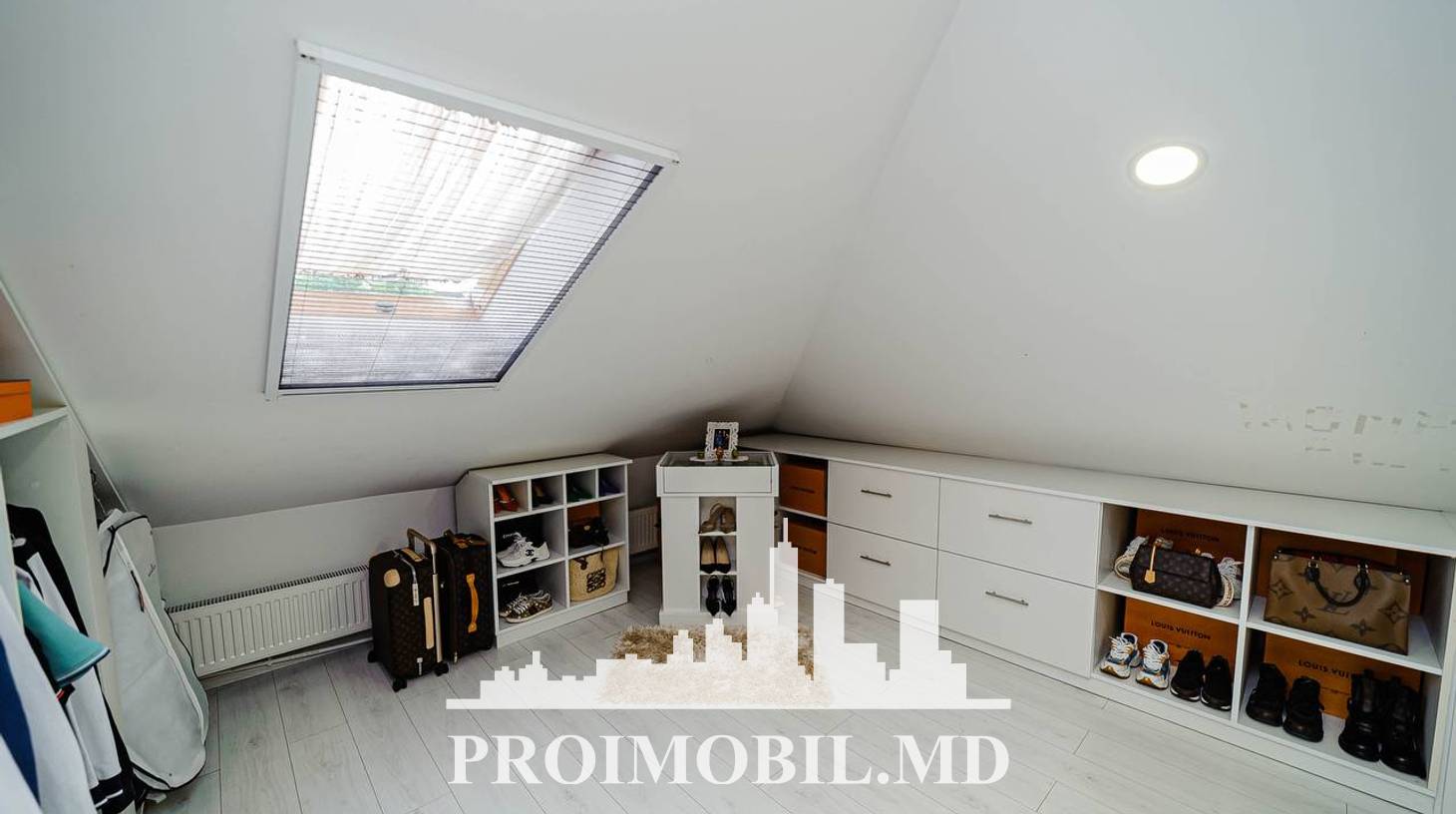 https://images.proimobil.md/mech9AujE1YZ9ty4RJXjQgjldkOPy_k5XXbdYMXIBdU/watermark:0.75:so:0:30:0.39/resize:fill:1460:816:1/gravity:ce/bG9jYWw6Ly8vZXN0YXRlL2xyLzIxNTRiNzFhLWI3MmYtNGEzMi05ZmUzLWMxNjY1YTVlZGIyNi5qcGVn