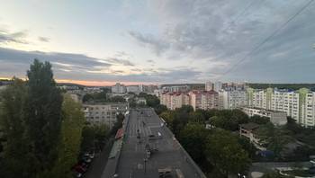 https://images.proimobil.md/mjz9ak5Lh5YPZmOET6Za4sM0iVdgCCYctzRRS1ohLNE/resize:fill:350:198:1/gravity:ce/bG9jYWw6Ly8vZXN0YXRlL2xyLzhmY2NkNWI0LTU0NjctNDFjMC04Yjk1LTliYmY1NTIyZWE5Ny5qcGVn