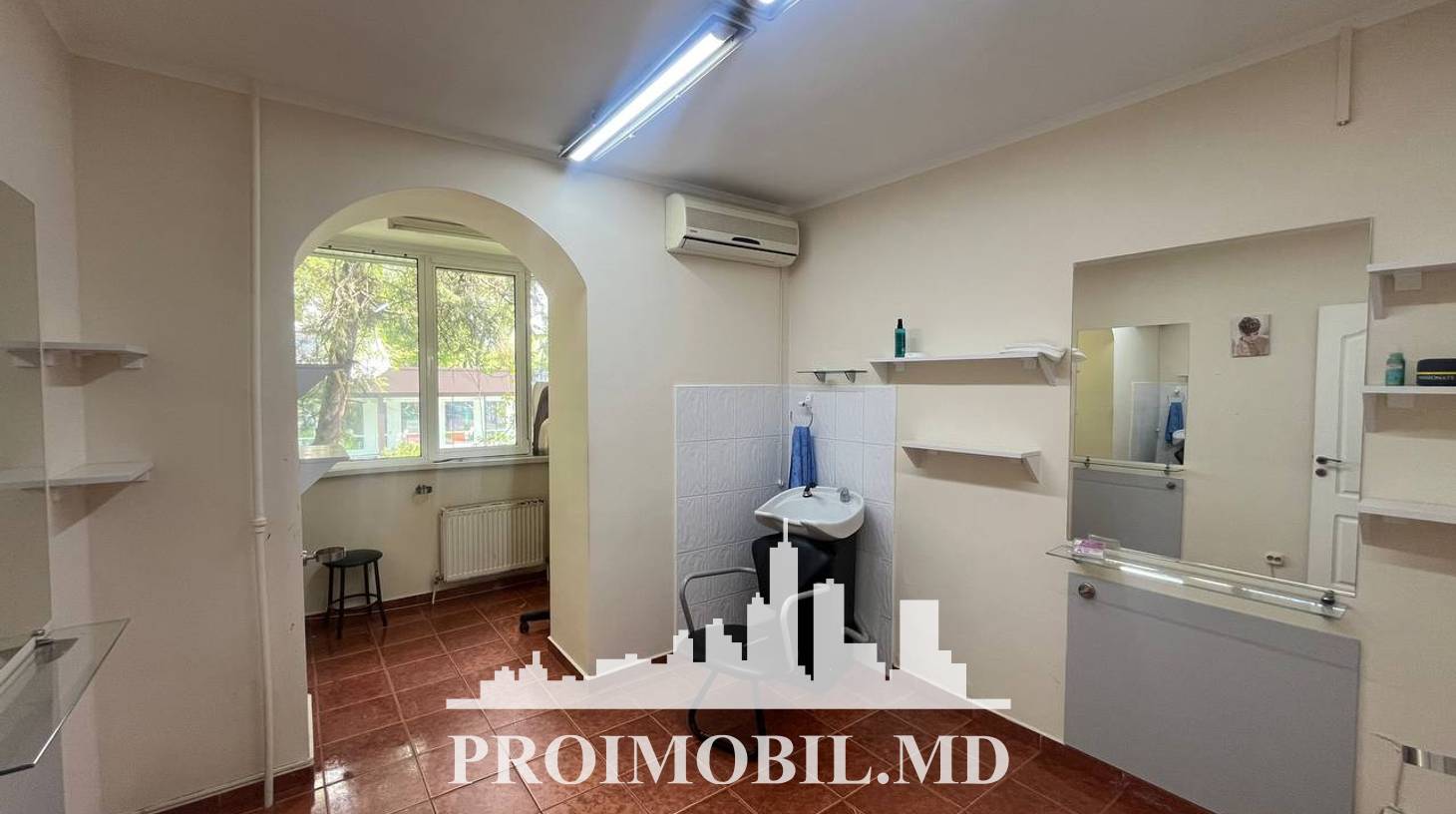 https://images.proimobil.md/mu8GawpeXeRZYvOF0BqgdC0dGtEmsYaMLw0Vg1RH5_A/watermark:0.75:so:0:30:0.39/resize:fill:1460:816:1/gravity:ce/bG9jYWw6Ly8vZXN0YXRlL2xyLzc4NWU3YmFmLWIzODgtNGU1ZS05Yjk2LWQyMDBkZDhlYTQwMC5qcGVn