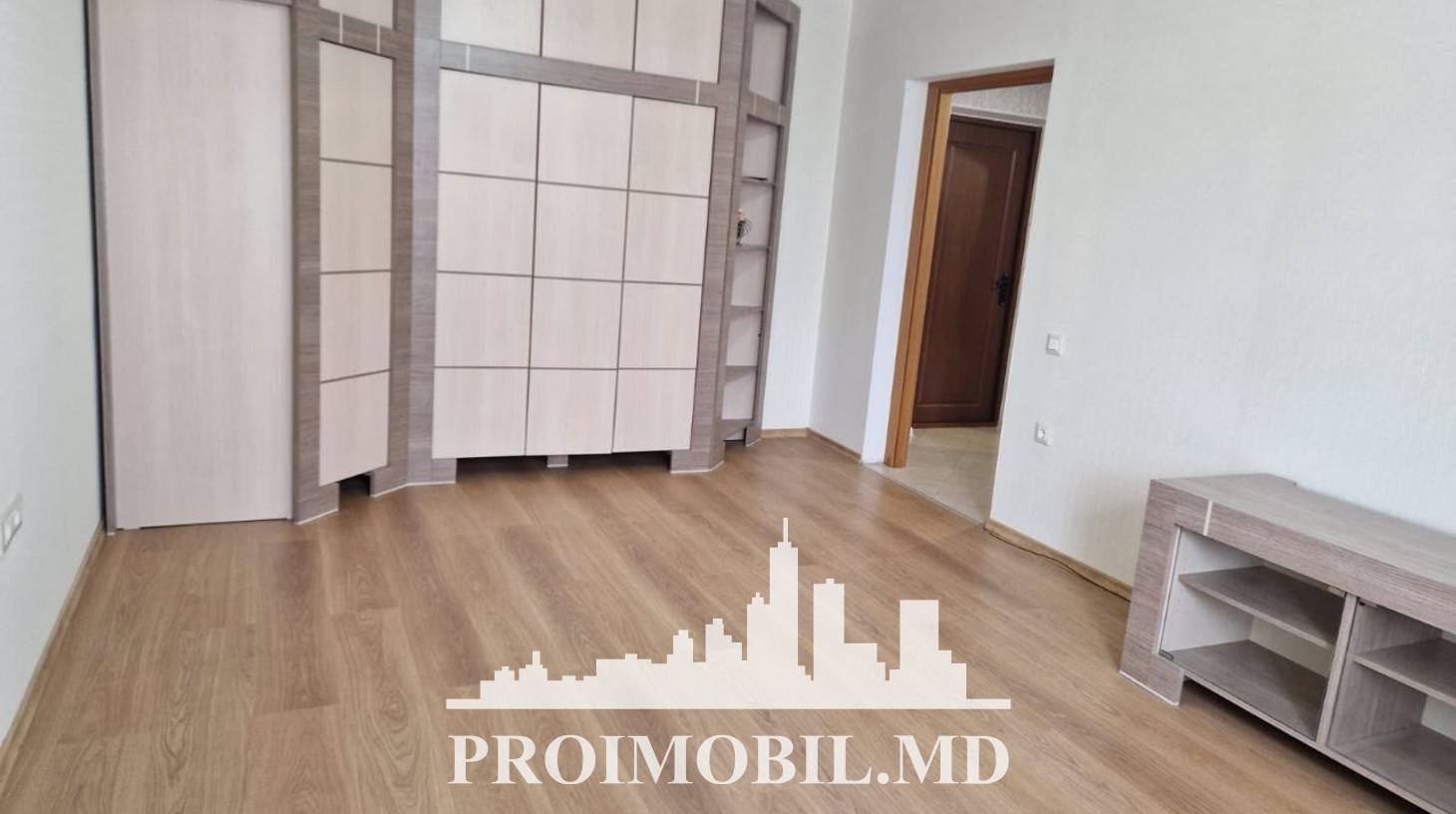https://images.proimobil.md/myU5zQ2UNdGSjmohuB7QPLLuLIewx6kwyT0Qfz9I5J0/watermark:0.75:so:0:30:0.39/resize:fill:1460:816:1/gravity:ce/bG9jYWw6Ly8vZXN0YXRlL2xyLzY4NjM3YzkzLWVlZjQtNDJhNS05ODc0LTBlMGM5OTgwYTUyMy5qcGVn