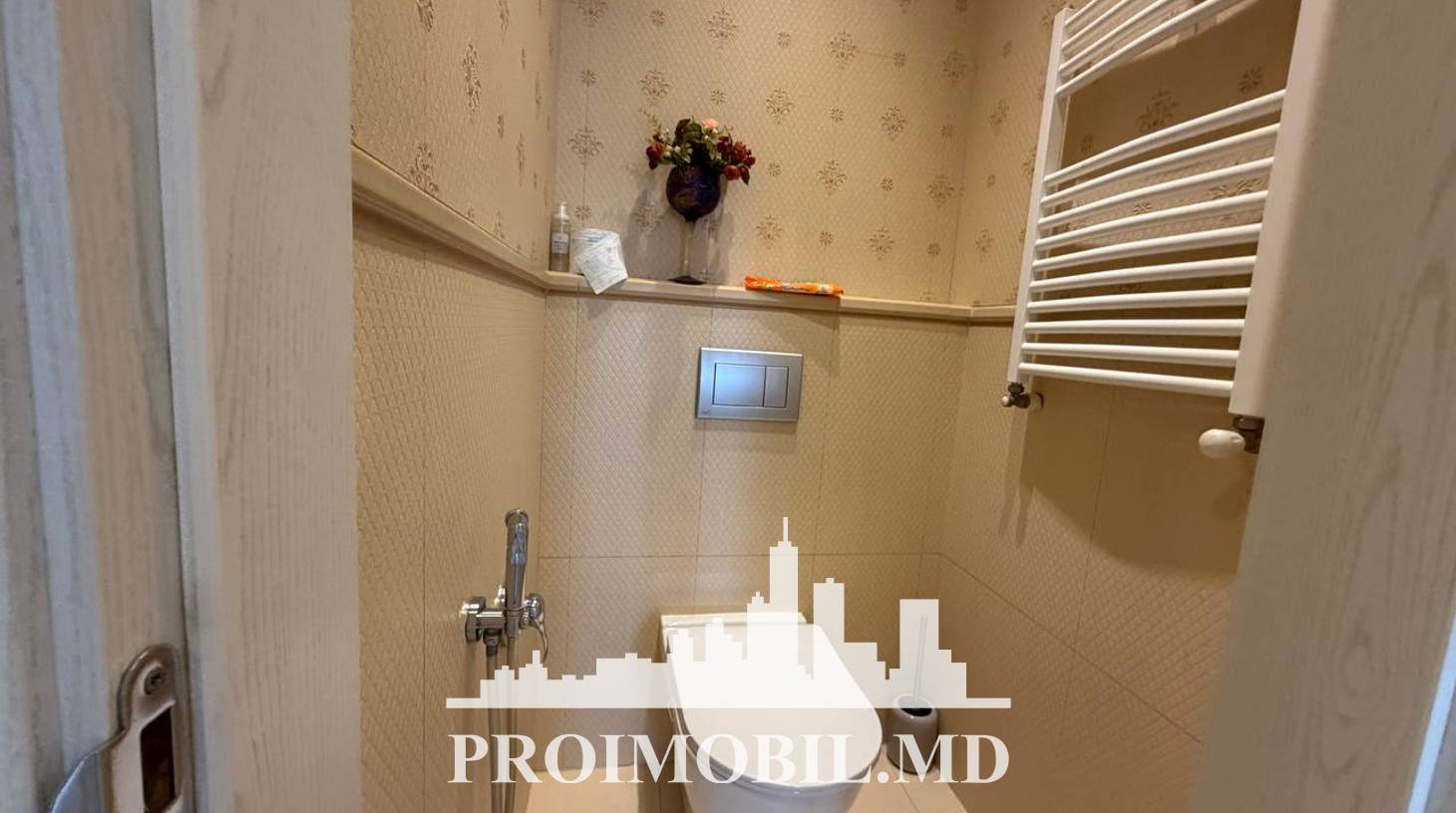 https://images.proimobil.md/n79PmpYL8y8e0Y_-vf17ahkNz_RMUAPI7F34kfPoNmo/watermark:0.75:so:0:30:0.39/resize:fill:1460:816:1/gravity:ce/bG9jYWw6Ly8vZXN0YXRlL2xyLzA1N2IyMDYzLTg4NDgtNDJiMS05ZmU5LWUyZWZkMjgzM2Q4OC5qcGVn