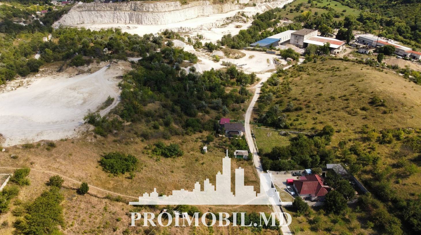 https://images.proimobil.md/nFGt2YAXn2iXdwSuMIuf-4hBVWeaL3YUOuY6ewd6ss0/watermark:0.75:so:0:30:0.39/resize:fill:1460:816:1/gravity:ce/bG9jYWw6Ly8vZXN0YXRlL2xyLzIwMTFkYTE2LWYwZjEtNGNmYy1hNzUwLWYxOWI3OTNmMGRiZS5qcGVn