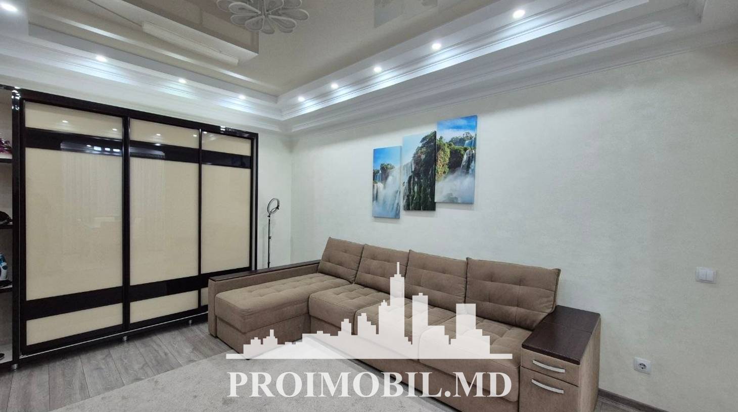 https://images.proimobil.md/nFn8soDylzcSmMU5ZQ5peZUDPz7UF-p41Tm85dbdk28/watermark:0.75:so:0:30:0.39/resize:fill:1460:816:1/gravity:ce/bG9jYWw6Ly8vZXN0YXRlL2xyLzQyOWFjMGY0LTdiN2QtNDE5MC1hNmQzLTc3OTFmNzFjODI3Mi5qcGVn