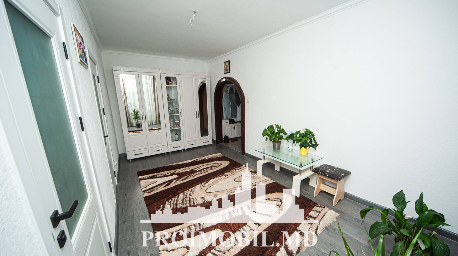 https://images.proimobil.md/nKWjqU7F0u3BbfNr_pBP_F3Im5ZR8ZkgtfNr9aHGXf8/watermark:0.75:so:0:30:0.39/resize:fill:1460:816:1/gravity:ce/bG9jYWw6Ly8vZXN0YXRlL2xyLzllZDRjYjdlLWRhZWMtNDU2Ny1iY2E1LWZkMWY1OTkyOTdhYS5qcGVn