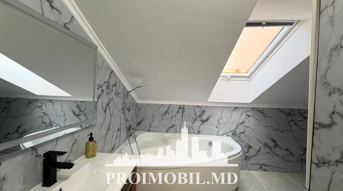 https://images.proimobil.md/nPfJlajX9vi4L0NClhkxrtJpgk20nlYN1jQ5uJX0DXw/watermark:0.75:so:0:30:0.39/resize:fill:1460:816:1/gravity:ce/bG9jYWw6Ly8vZXN0YXRlL2xyL2IzNWM0ZmFlLWQyYzMtNDUzNS1iZDhiLTBmNGVhZmMxYWQyNy5qcGVn