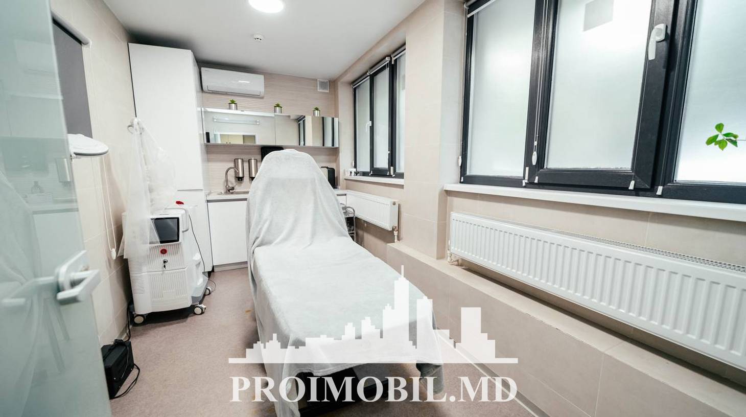 https://images.proimobil.md/nQVmsmjasc9rQ4zqJNJ40wn32ZWeVyHlLBk9saHGDMo/watermark:0.75:so:0:30:0.39/resize:fill:1460:816:1/gravity:ce/bG9jYWw6Ly8vZXN0YXRlL2xyL2I1YTJkYzk4LTllYWYtNDRiYy1iYjU5LTA2OTAxNjhjZDUwYi5qcGVn