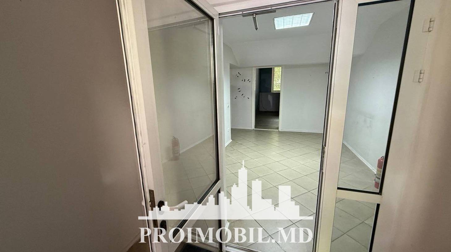 https://images.proimobil.md/nfsp3BXML7RZZNaYj-u5O8U5XmEQWFiw2LtiiT6SeOc/watermark:0.75:so:0:30:0.39/resize:fill:1460:816:1/gravity:ce/bG9jYWw6Ly8vZXN0YXRlL2xyLzE2ZjYyMDkxLWQwMGYtNGY4MC05OGNiLWY1NjgwNjMzY2FkOS5qcGVn