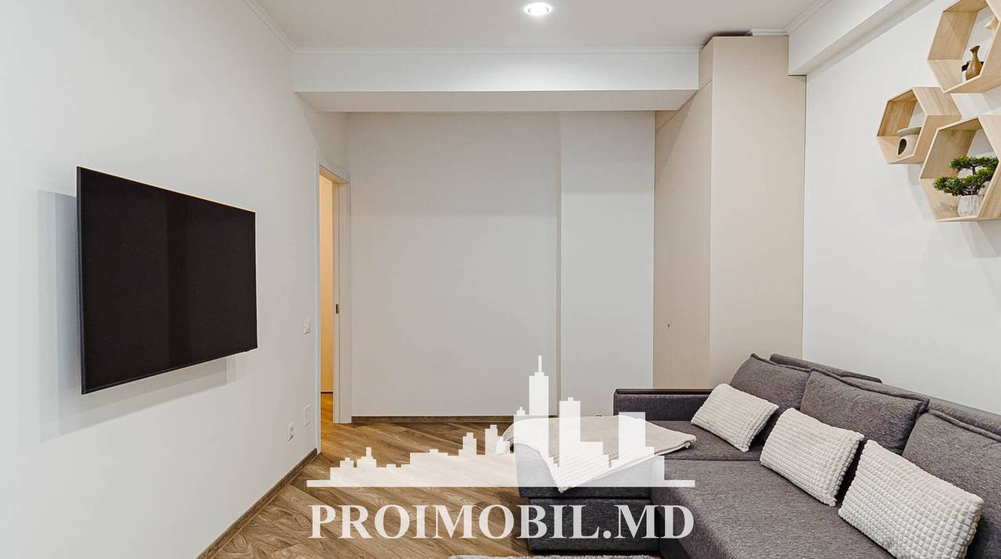 https://images.proimobil.md/ngCq7WyUx6NuQznYmAp1HeE4-vks7CK0iAec31SLNBU/watermark:0.75:so:0:30:0.39/resize:fill:1460:816:1/gravity:ce/bG9jYWw6Ly8vZXN0YXRlL2xyLzdiY2Y5Mjc5LWM2NDctNDU5MC1iM2ExLTMwOThlYjBhYWVlYy5qcGVn