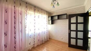 https://images.proimobil.md/ntpvDlS8PLO4m_VQGSlZpie-sR2NKMoiJa6KbslQ80M/resize:fill:350:198:1/gravity:ce/bG9jYWw6Ly8vZXN0YXRlL2xyLzJiZWQxOTQ0LTFhNGEtNGZjZS05MGYxLTM3N2RkYWU4NzBhMC5qcGVn