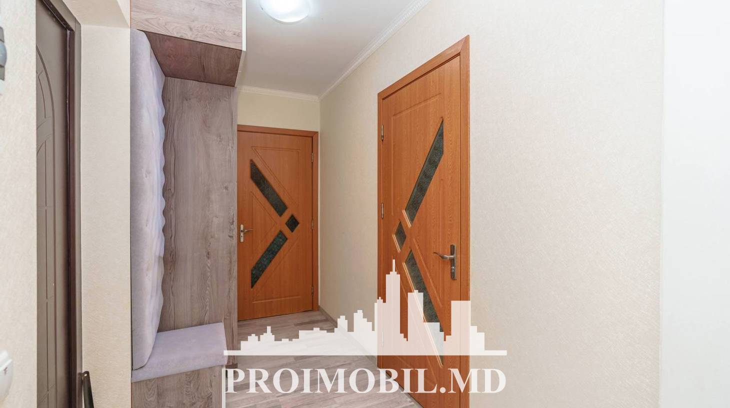 https://images.proimobil.md/nv-Q2eeslABEGtLMZ0sErcq4PPb2Tq-qxbF4iBLQshc/watermark:0.75:so:0:30:0.39/resize:fill:1460:816:1/gravity:ce/bG9jYWw6Ly8vZXN0YXRlL2xyLzEwNzA0M2E5LTk1YmMtNDExMC1iMTU5LThkOTMyMTQ0ZDMzZS5qcGVn