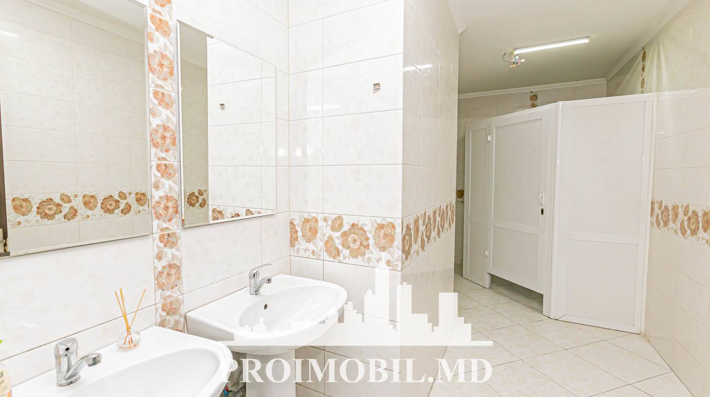 https://images.proimobil.md/nyyb2GqRaqnSVa8quqs7-lcyhHlEPUdsfeRv5Tu6EpY/watermark:0.75:so:0:30:0.39/resize:fill:1460:816:1/gravity:ce/bG9jYWw6Ly8vZXN0YXRlL2xyLzIwOGUwZjJlLWEzYTktNGJjOC05OGNlLTJmMGIxM2E4ODExYi5qcGVn