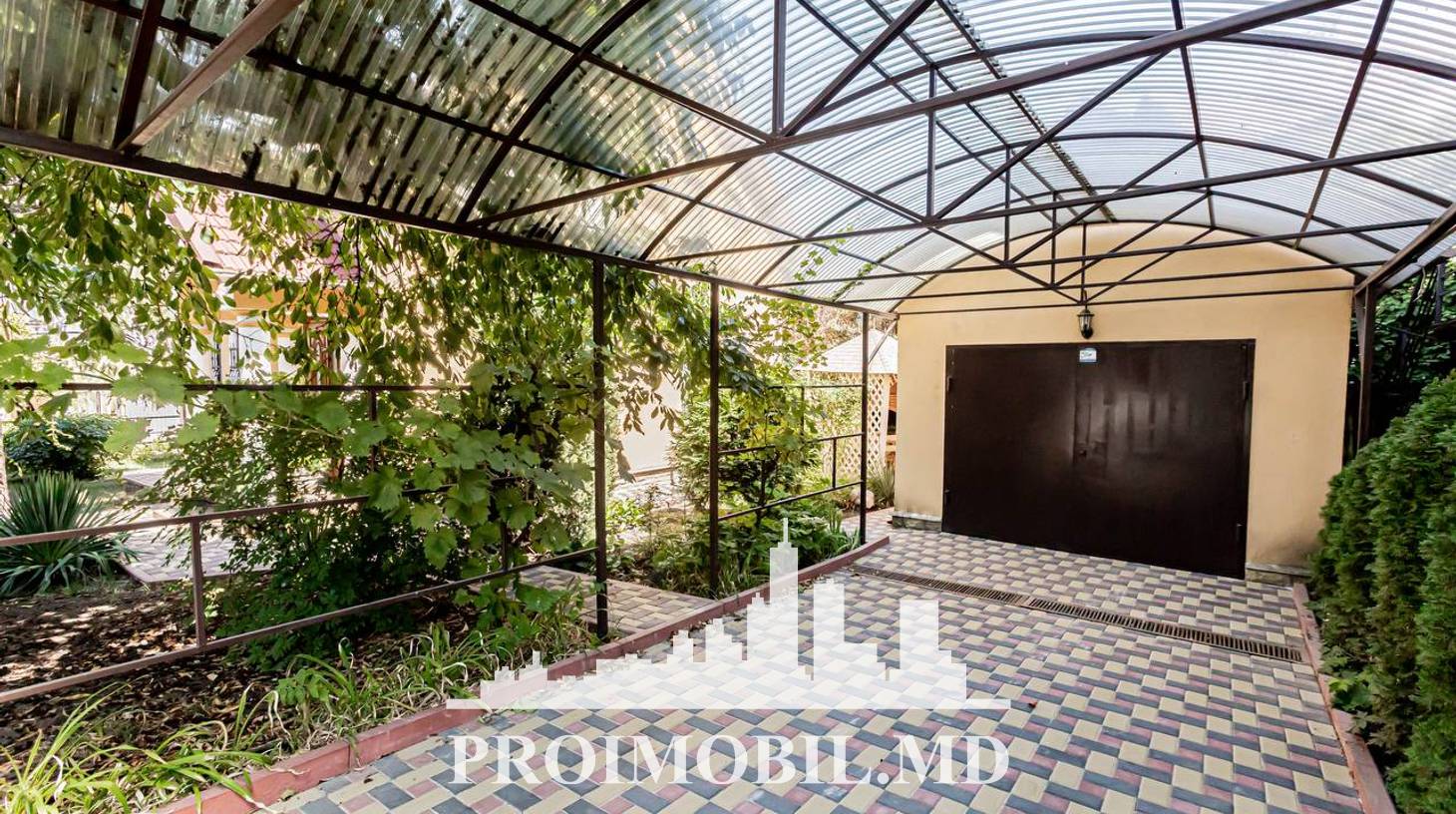 https://images.proimobil.md/o8DK14HCc8INzBFav-ElL4br9ToBDmh0E2XNEjnNm_I/watermark:0.75:so:0:30:0.39/resize:fill:1460:816:1/gravity:ce/bG9jYWw6Ly8vZXN0YXRlL2xyL2Q4MzkwMDM4LTdlODktNDFhNS04Y2FjLTI4MWZhMWEzY2ExMS5qcGVn