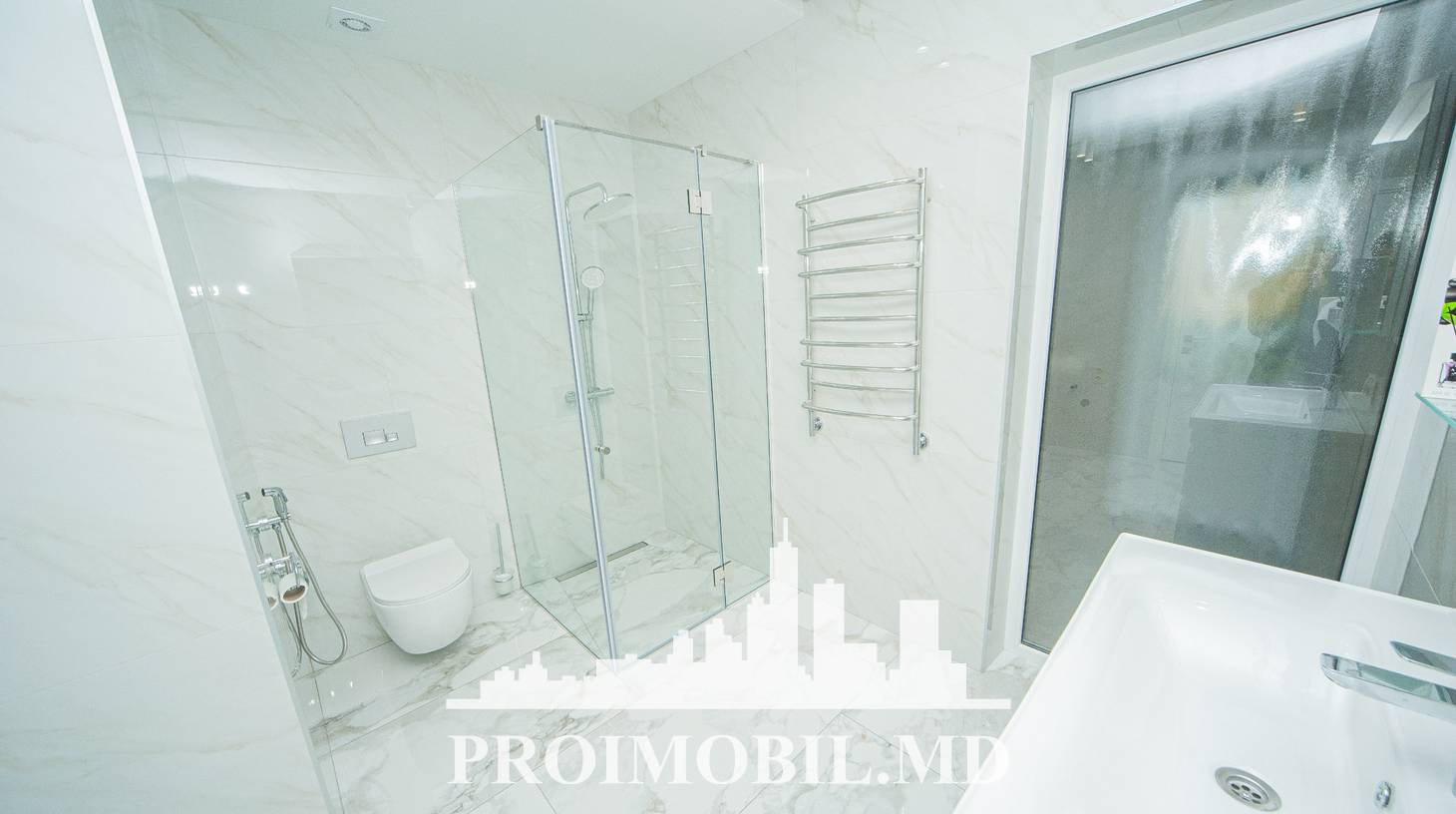 https://images.proimobil.md/o9QUGyMhsHRbho89Ycx3n4tboAy2HpBVEiZxnVkcqi8/watermark:0.75:so:0:30:0.39/resize:fill:1460:816:1/gravity:ce/bG9jYWw6Ly8vZXN0YXRlL2xyL2I5M2U4MzRiLTZiZjAtNDM2ZC05Y2ZkLTViYTI4MjY5ODVkNi5qcGVn
