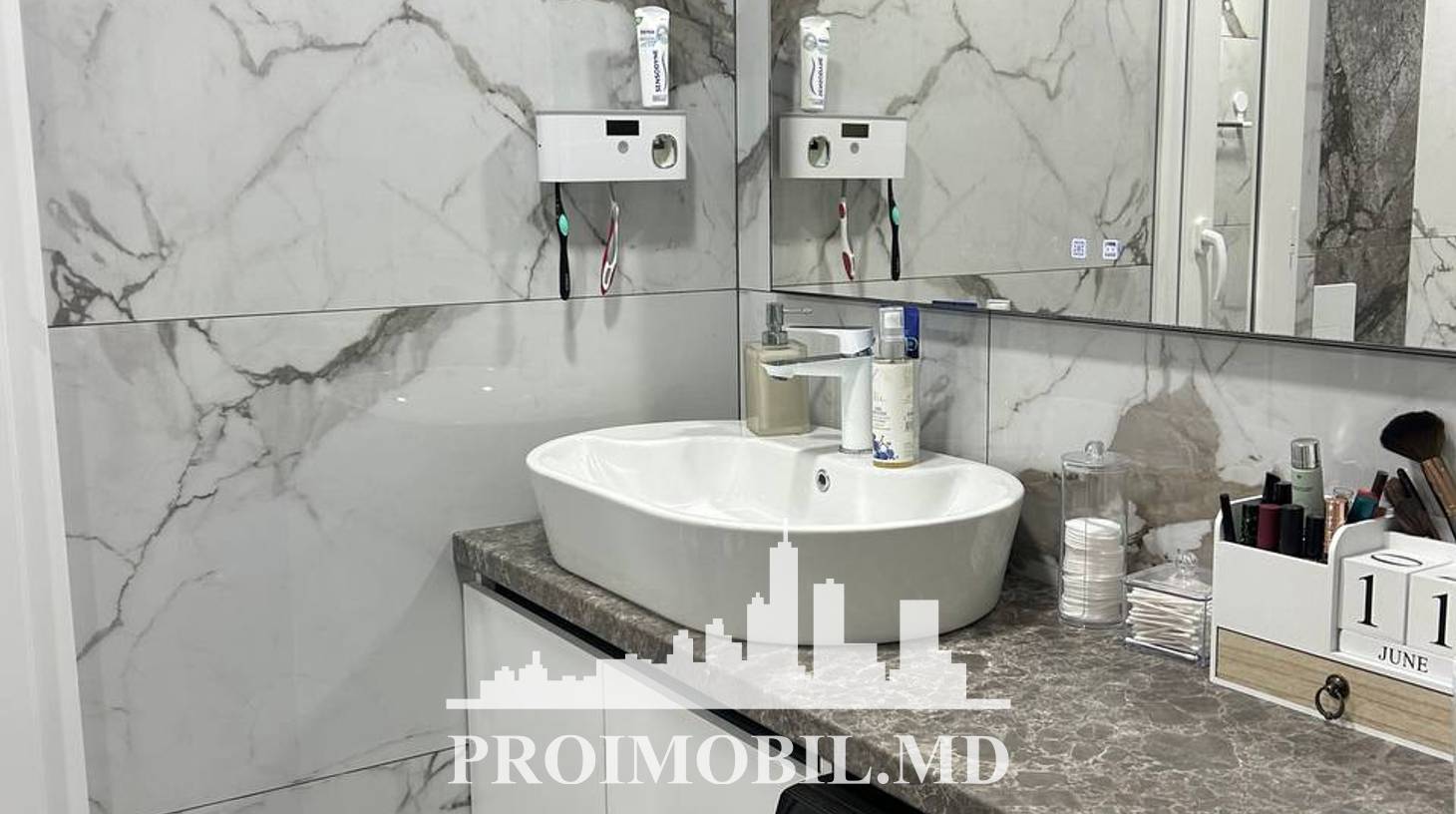 https://images.proimobil.md/oLV-I1K3f2CDB2VsNgdbbmPyh0YKnD1ERbEuq0pTVj4/watermark:0.75:so:0:30:0.39/resize:fill:1460:816:1/gravity:ce/bG9jYWw6Ly8vZXN0YXRlL2xyLzcwNjE3OGRhLWFlN2UtNGJmMC04ZjZkLTAzYzhmNGY5N2JmMC5qcGVn