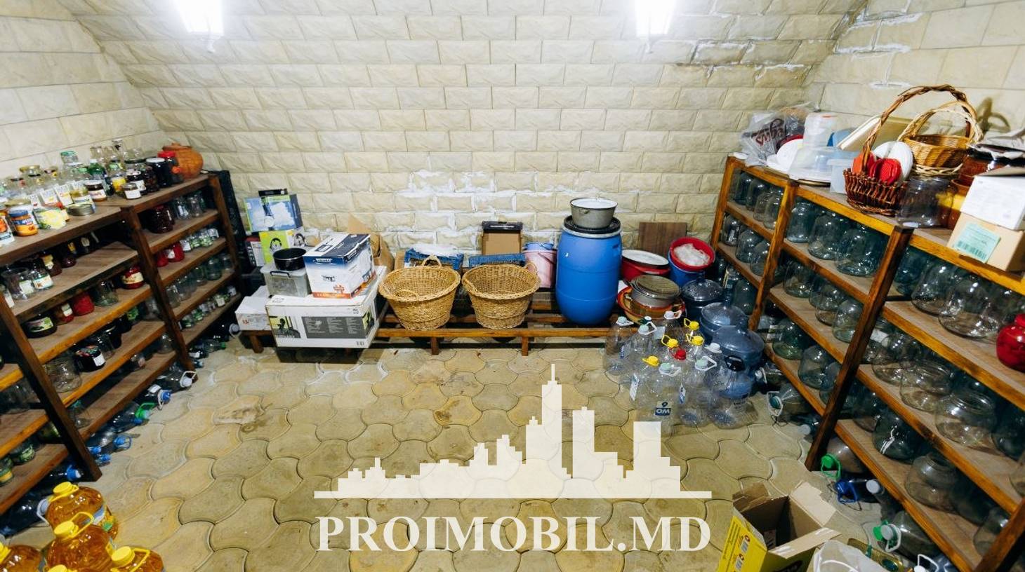 https://images.proimobil.md/oQQvlgEr1uhPqgMVTQdInUIlQ80dkQk-sBn1CN3vH_A/watermark:0.75:so:0:30:0.39/resize:fill:1460:816:1/gravity:ce/bG9jYWw6Ly8vZXN0YXRlL2xyLzI3YzI1ZDgxLWVmYmItNDdhZC04OWVlLWNhZmRiNDM4NzllYS5qcGVn
