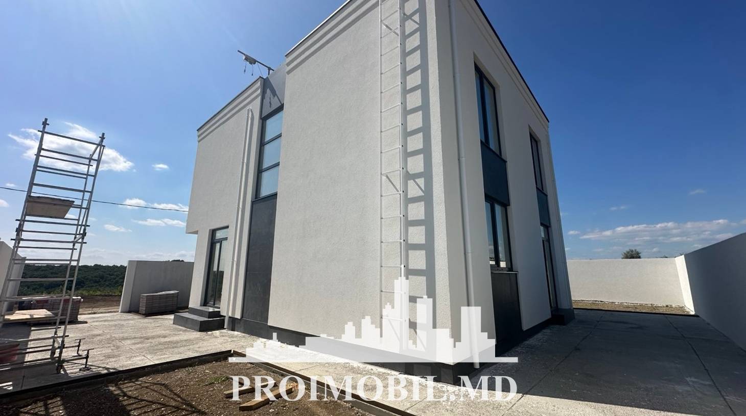 https://images.proimobil.md/oRNqTVC4DCVP2CJ7xTLYjnponKwEAAeotiGyMnekLOo/watermark:0.75:so:0:30:0.39/resize:fill:1460:816:1/gravity:ce/bG9jYWw6Ly8vZXN0YXRlL2xyL2FiNjkwNWUzLTY4ZjEtNDhiMy04YThiLTM3MmVhY2NkN2Q4ZC5qcGVn