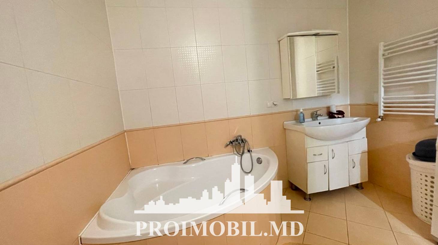 https://images.proimobil.md/oUv9s1b7A5YOX8zKeolp3rLFAVdcZUoa3YkQw5_NcMo/watermark:0.75:so:0:30:0.39/resize:fill:1460:816:1/gravity:ce/bG9jYWw6Ly8vZXN0YXRlL2xyLzEzYjg0MGE4LWMxNmQtNDMxOS04YjFjLTVhYTY3ZTRlZTQ4Zi5qcGVn