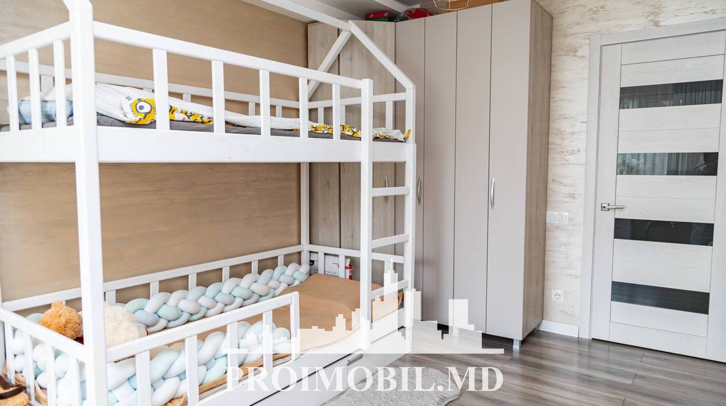 https://images.proimobil.md/oYxG7nR-eFg9BbVNSmb42iysiM-ABE5Eo6yC0a8YjaU/watermark:0.75:so:0:30:0.39/resize:fill:1460:816:1/gravity:ce/bG9jYWw6Ly8vZXN0YXRlL2xyLzUxNGE2YTM0LTk1MWQtNDJmZS05MmUzLTA1M2M4MmY2ZjZmYy5qcGVn