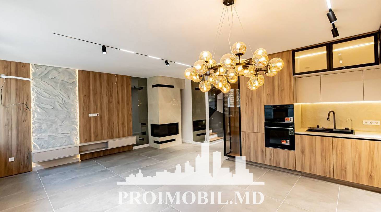 https://images.proimobil.md/ochWMmoDgP_QpEr_CtE3MfuA3OpJ6n7_pULTdV1Cvi4/watermark:0.75:so:0:30:0.39/resize:fill:1460:816:1/gravity:ce/bG9jYWw6Ly8vZXN0YXRlL2xyL2Y2YmYwNTMwLWEyYjUtNDI3NC1hZGE1LWU4MDhlODExY2MzOS5qcGVn