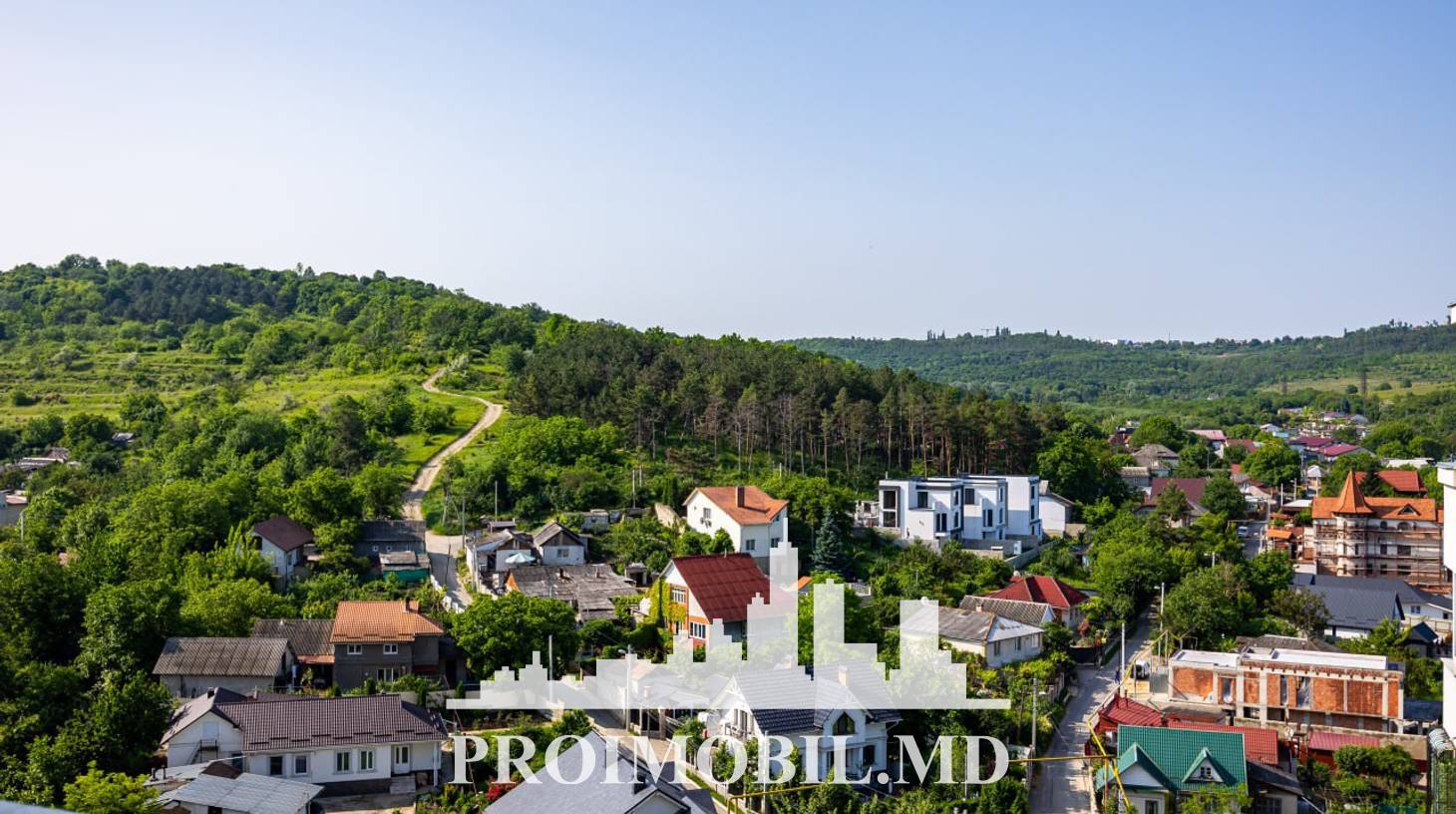 https://images.proimobil.md/ojs3uOA88Liz4E6V2OXfQXHxUNr5MrdKBa0kiyUL5iQ/watermark:0.75:so:0:30:0.39/resize:fill:1460:816:1/gravity:ce/bG9jYWw6Ly8vZXN0YXRlL2xyLzQ5NTNjMjBhLTI2MTQtNGIwNC1iNDQwLTU1NGFjNTdjNDZhMS5qcGVn