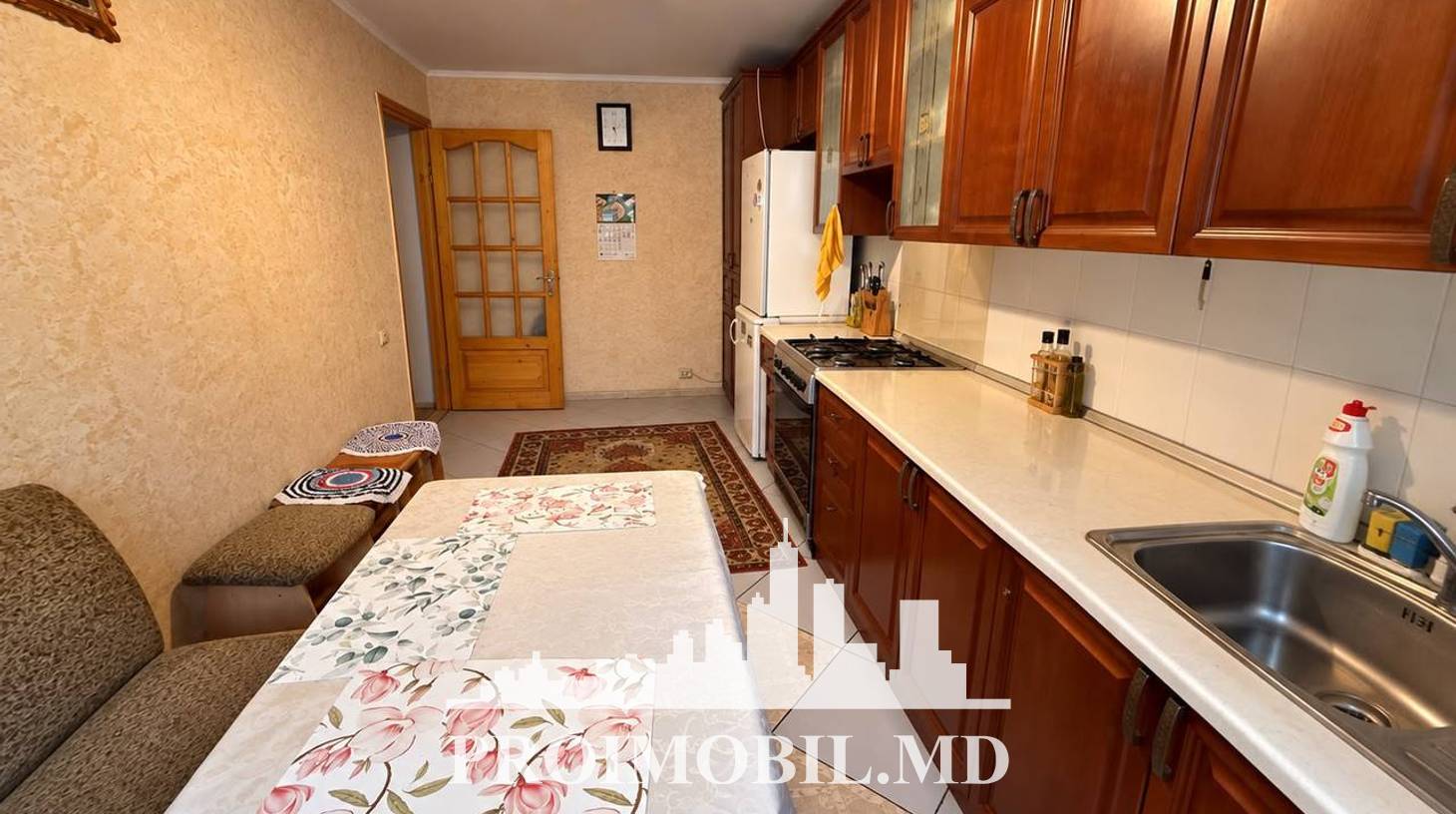 https://images.proimobil.md/oowkbZwKQlFiElLYSf2re9C7zj7Kmv47XUYFAIXQar4/watermark:0.75:so:0:30:0.39/resize:fill:1460:816:1/gravity:ce/bG9jYWw6Ly8vZXN0YXRlL2xyLzliZmFkOWFjLTMyYzAtNDQwOC1hNmQ0LThjOGFiMGM4NTZkMS5qcGVn