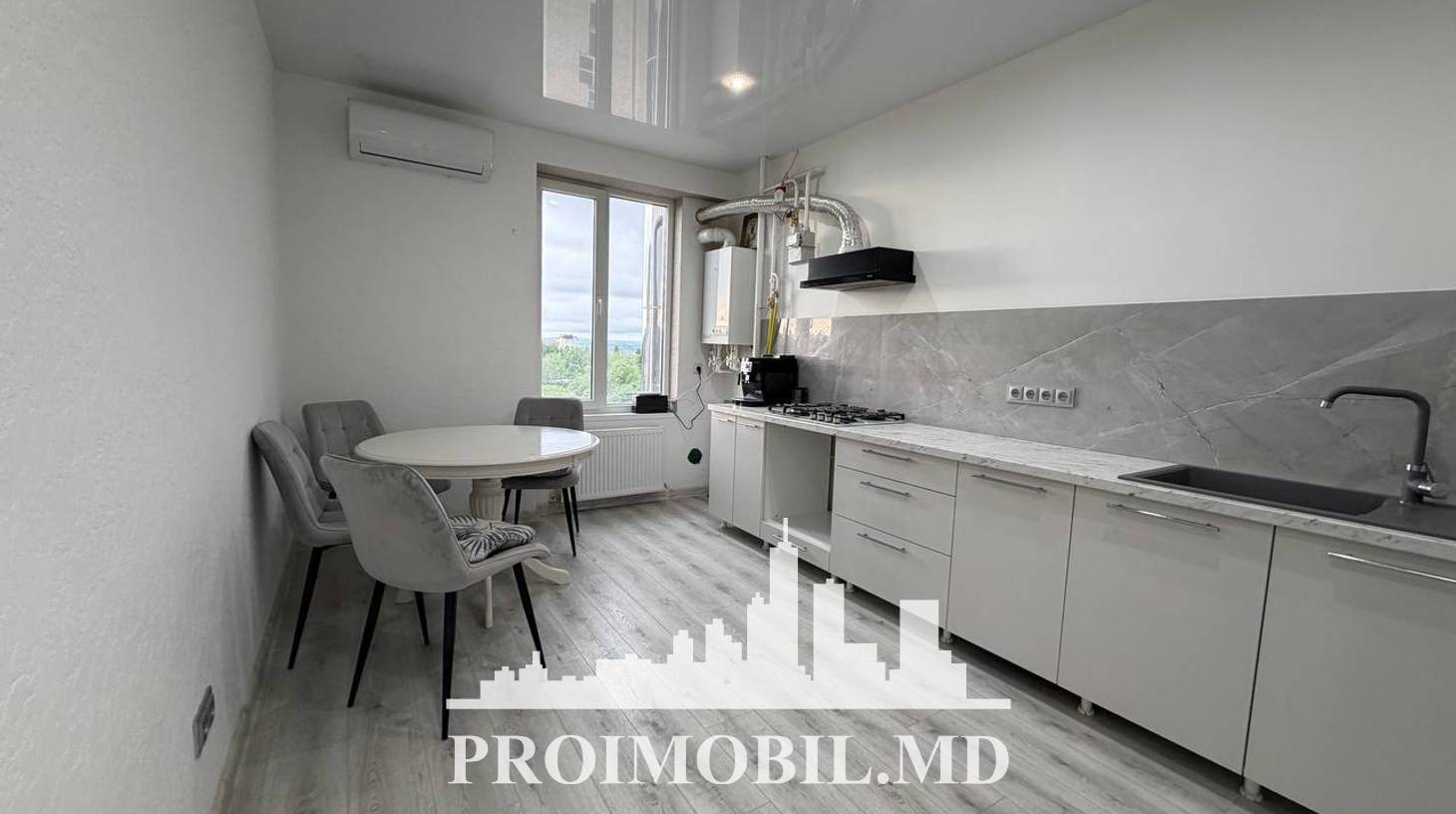 https://images.proimobil.md/opDwkEx3v0BpzYhS1uK72c7MyY1g7fI3x6g98Ogq-DU/watermark:0.75:so:0:30:0.39/resize:fill:1460:816:1/gravity:ce/bG9jYWw6Ly8vZXN0YXRlL2xyLzQzMWY5OTYxLTk3MmQtNDMyNS1hODMzLTZkZDRmYzM1ODk3ZC5qcGVn