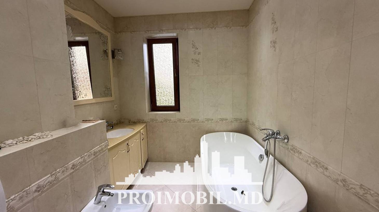 https://images.proimobil.md/p1TMFotGb_A1StxyZO07baLTS9FtEwjEmvT72y_x1eg/watermark:0.75:so:0:30:0.39/resize:fill:1460:816:1/gravity:ce/bG9jYWw6Ly8vZXN0YXRlL2xyLzQ1NTgyYWIwLWU4YWEtNGIyZS1hYTZiLWYyYjk3ODgxOTU4Mi5qcGVn