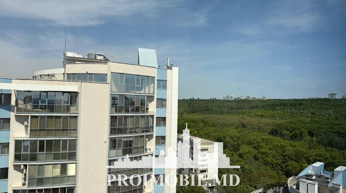 https://images.proimobil.md/p4qzTnYrfYRln7aQ_KvJAfeihIoI8_S9d0wQ_o_E2MI/watermark:0.75:so:0:30:0.39/resize:fill:1460:816:1/gravity:ce/bG9jYWw6Ly8vZXN0YXRlL2xyLzY5MGJkNjBiLTFkMjQtNGRkOC04NzlmLWIwMzIwZDYyZWUzYi5qcGVn