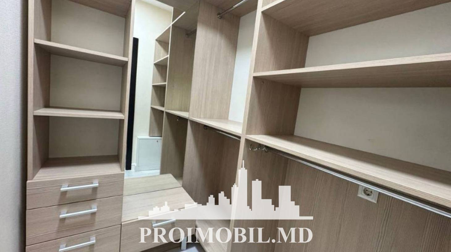 https://images.proimobil.md/p8OLalOMDP8kuGZSKR33k5iEYWquL6BZcrnJ_ziOVJY/watermark:0.75:so:0:30:0.39/resize:fill:1460:816:1/gravity:ce/bG9jYWw6Ly8vZXN0YXRlL2xyLzViYTZhMjQwLWYyNjAtNGQwMy04OTkyLTA3NjA4NjIzYzdkNS5qcGVn
