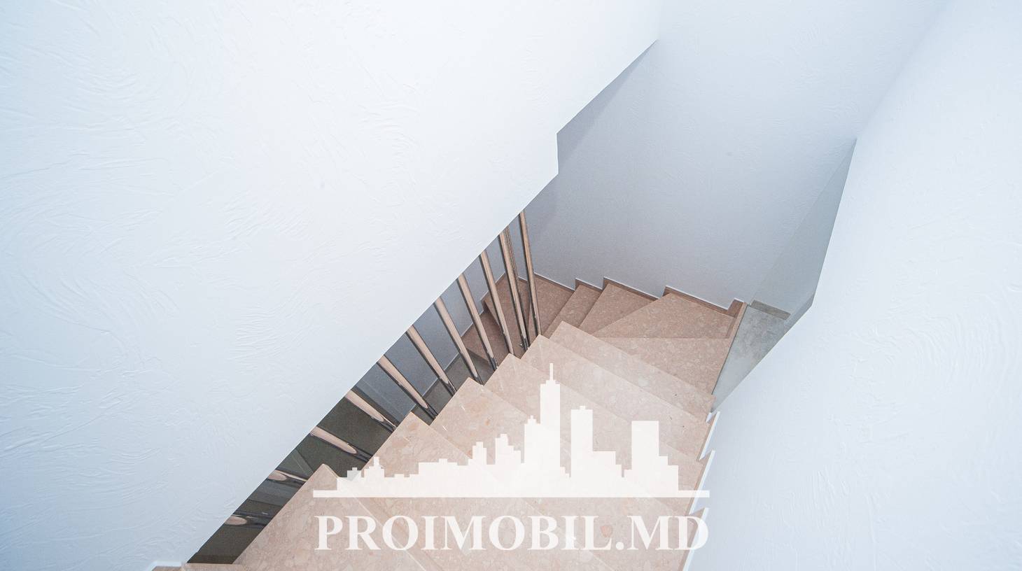 https://images.proimobil.md/pC1E0UWI2rUgGPx7WOjuu5HPfjcW1bW8svnNI87mSrU/watermark:0.75:so:0:30:0.39/resize:fill:1460:816:1/gravity:ce/bG9jYWw6Ly8vZXN0YXRlL2xyLzlkNWNlYmEzLTYzZTctNDcxMC1iNzJmLTQzMWI1NjdlOTRmNC5qcGVn