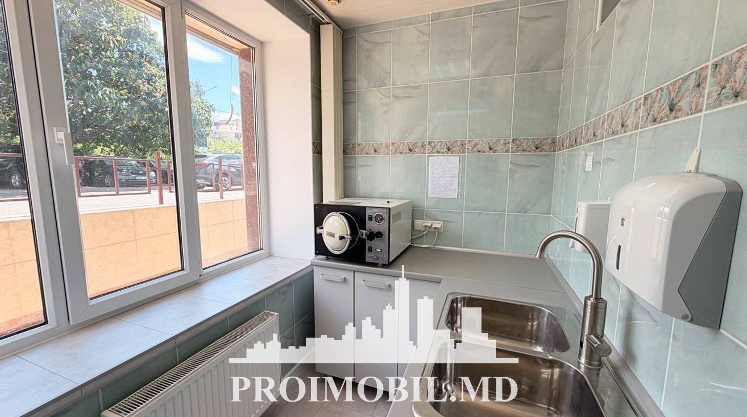 https://images.proimobil.md/pXxaAOYIIFsQk9xDQcP3pgzvtPKLiyDHEbxE5lJKu1A/watermark:0.75:so:0:30:0.39/resize:fill:1460:816:1/gravity:ce/bG9jYWw6Ly8vZXN0YXRlL2xyL2E5OTExNWIyLTNhOWItNGFhMS1hYWViLWUwMTM3MmM0MGJkOS5qcGVn