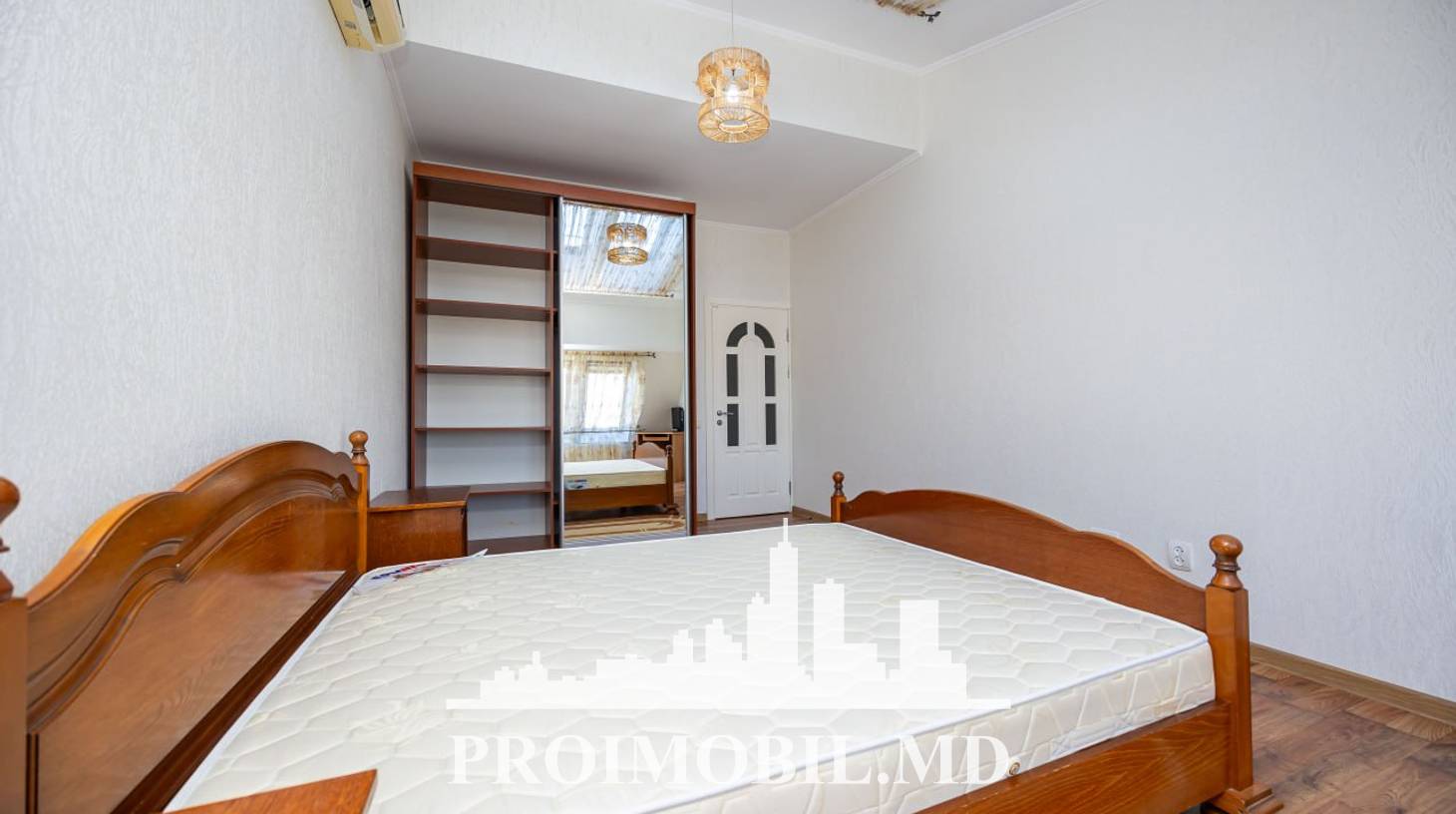 https://images.proimobil.md/pmDXuJYNHkxz5z42nqhyP5auPoqYcUlZxrjL3OLtdTk/watermark:0.75:so:0:30:0.39/resize:fill:1460:816:1/gravity:ce/bG9jYWw6Ly8vZXN0YXRlL2xyLzc5ODQ3ZjE0LTM5ZmYtNGE4Ny05YWVjLWZlZTc2NGIwYjU4Ni5qcGVn