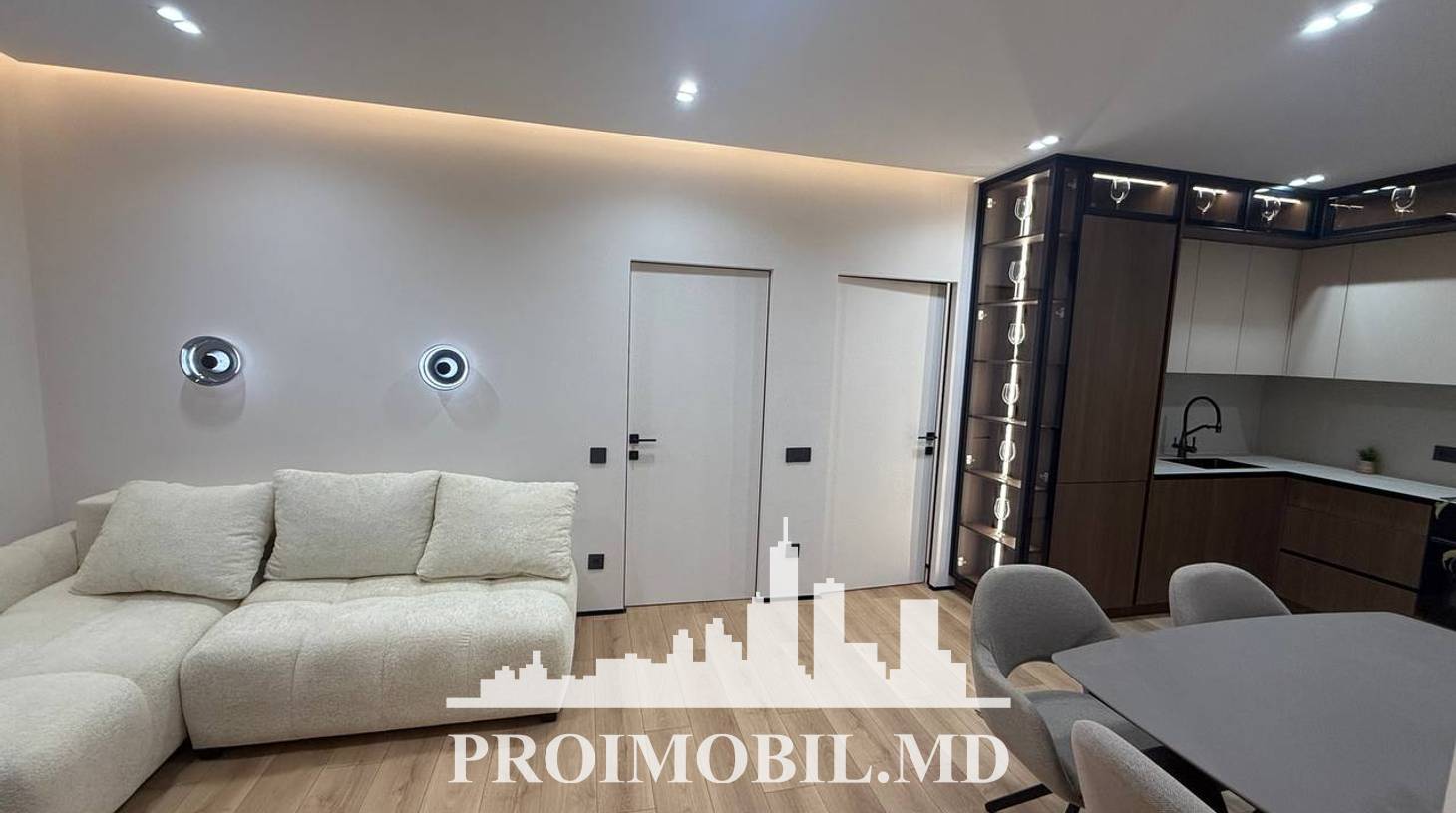 https://images.proimobil.md/pqQ2R4Lr9mXlwJg_5DXYQpu5D_txJnXKqmtUARAa7iU/watermark:0.75:so:0:30:0.39/resize:fill:1460:816:1/gravity:ce/bG9jYWw6Ly8vZXN0YXRlL2xyLzI4YjQ4MWIyLTkwOTUtNGYyYi1iODI4LTk2ZGY5MTIyNWRlMy5qcGVn