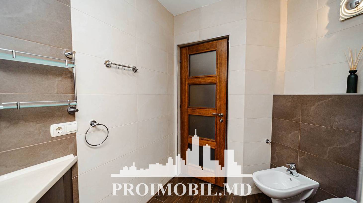 https://images.proimobil.md/psMdM9BU9XoCf5Ks_9tnYbH44rJ7mvF0WYda2pz4Oek/watermark:0.75:so:0:30:0.39/resize:fill:1460:816:1/gravity:ce/bG9jYWw6Ly8vZXN0YXRlL2xyL2MyNDQzNDNkLWJjZjUtNDlhZi1hNjY5LWQwZDkwZGI0MDYyNi5qcGVn