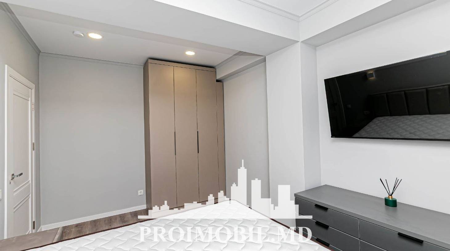 https://images.proimobil.md/q-sHyDbMXATAtjc_YHv3V3dED6u6tWW9LhdCM3CfU94/watermark:0.75:so:0:30:0.39/resize:fill:1460:816:1/gravity:ce/bG9jYWw6Ly8vZXN0YXRlL2xyLzkzMDBkZmM5LTdkYjMtNGViNy1iMTI3LTQxNGIzZmRlZGNlMS5qcGVn