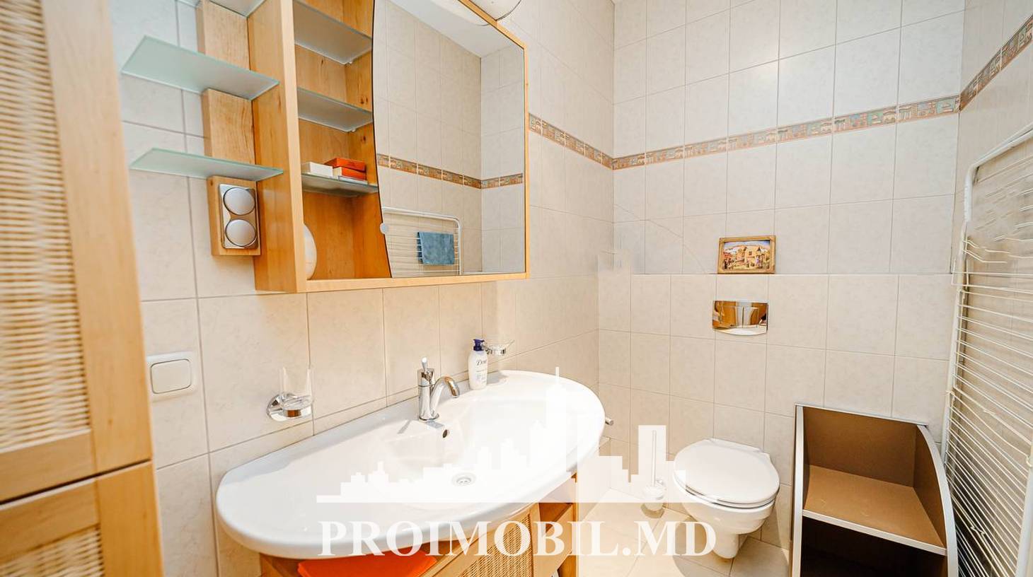https://images.proimobil.md/q3PTYRSJfNB6HF0ctR_n3t_588XglQKD1TOEHy6hhdQ/watermark:0.75:so:0:30:0.39/resize:fill:1460:816:1/gravity:ce/bG9jYWw6Ly8vZXN0YXRlL2xyL2YxZTRlYTA1LTVkMmItNGM3Mi05OWVkLTY2NzYxYmM3ODdmOS5qcGVn