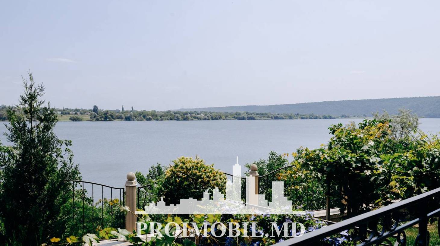 https://images.proimobil.md/q5ThUJ8qvIY9F8J9yDKAmS0MX7fGyr1niXKw0ifAQ_Q/watermark:0.75:so:0:30:0.39/resize:fill:1460:816:1/gravity:ce/bG9jYWw6Ly8vZXN0YXRlL2xyL2NmYTVlZWI5LWQxZjEtNDdjMS1hOWQ2LTgxM2ZhMmM2OGNiZS5qcGVn