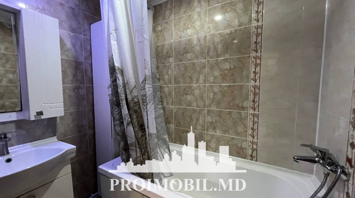 https://images.proimobil.md/q6IKyIxkJtJmZcUVuHHfc3cN9ER3TdWKgW_zZR_zXWU/watermark:0.75:so:0:30:0.39/resize:fill:1460:816:1/gravity:ce/bG9jYWw6Ly8vZXN0YXRlL2xyLzAyOTBjNjY3LTAxMDEtNGI0OC05YTY1LTczYjAxOTk1YWI5ZS5qcGVn
