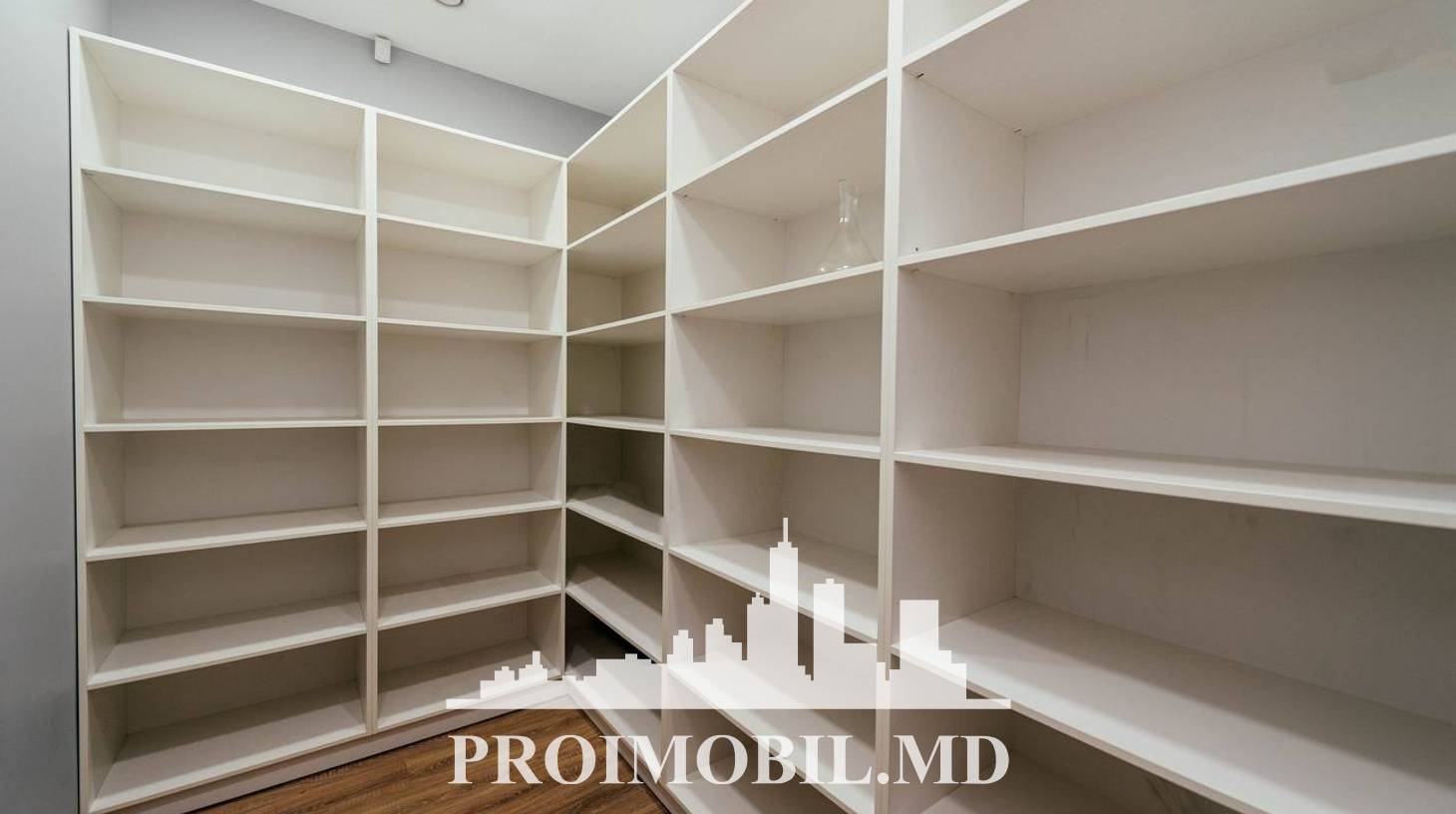 https://images.proimobil.md/qD12wADj5IHa8gjdHKCkt5M5L_lR4oucyFLtC_LN8so/watermark:0.75:so:0:30:0.39/resize:fill:1460:816:1/gravity:ce/bG9jYWw6Ly8vZXN0YXRlL2xyL2Y4YTZiZjQwLTc3OGQtNDAyYi04N2E5LTQxNGEwNmUyMWRhZi5qcGVn