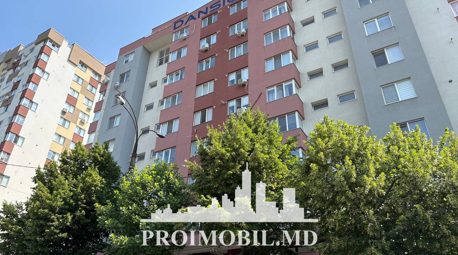 https://images.proimobil.md/qGN_h-fQlO9B1N8ToFrsQPkUd5ajCzThBEy5zmzY4OU/watermark:0.75:so:0:30:0.39/resize:fill:1460:816:1/gravity:ce/bG9jYWw6Ly8vZXN0YXRlL2xyL2YxOTRhOTY1LWYwNGItNDNlMS05MDY3LTc2Yzc0OTNmODIwMy5qcGVn