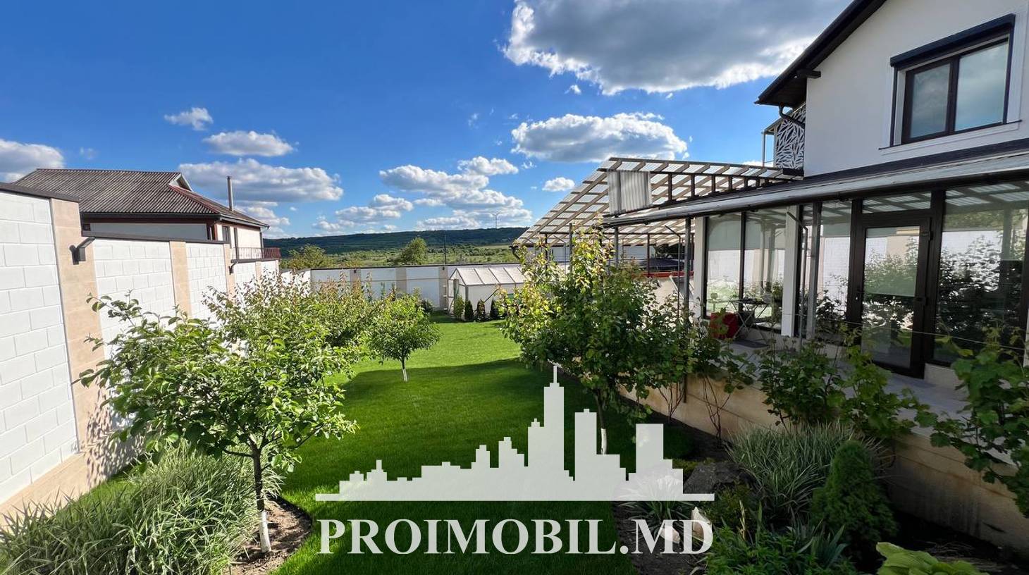 https://images.proimobil.md/qGX9b8EBuzNZAEAXEOeSBtALjusG6PWzpI1dV_XduYM/watermark:0.75:so:0:30:0.39/resize:fill:1460:816:1/gravity:ce/bG9jYWw6Ly8vZXN0YXRlL2xyL2FiNGUyYjY3LWFiMjItNGNlZC1hZmZjLTgwMGIyNTM1MWQ5Zi5qcGVn