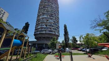 https://images.proimobil.md/qIoEaMsaPvoFrP9MNmcZey6Xti9LChGwfOwIsaS-kQw/resize:fill:350:198:1/gravity:ce/bG9jYWw6Ly8vZXN0YXRlL2xyLzE1MDhmNTBkLWVhMGYtNGVlZC1iM2U3LWY2NDEzZDE3NzEyOC5qcGVn