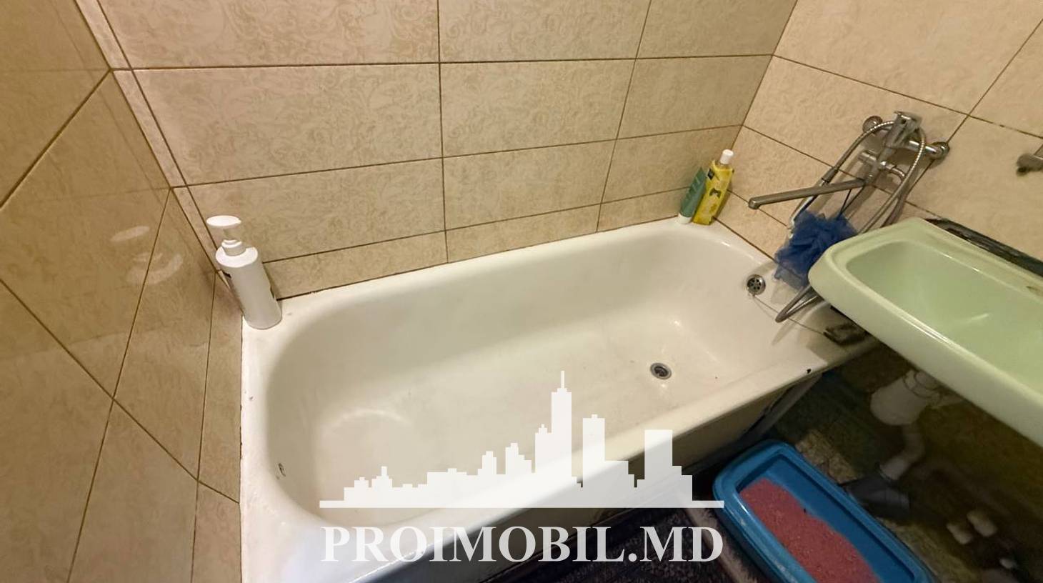 https://images.proimobil.md/qMG-dQheBGGz_GneqXfLPBOUFPSWuWeLKwcKJyc_Zvo/watermark:0.75:so:0:30:0.39/resize:fill:1460:816:1/gravity:ce/bG9jYWw6Ly8vZXN0YXRlL2xyL2QzODE1YzUzLWJiYzQtNDkxNi1iZWU5LTc5MjBmNDNhMDUwZi5qcGVn