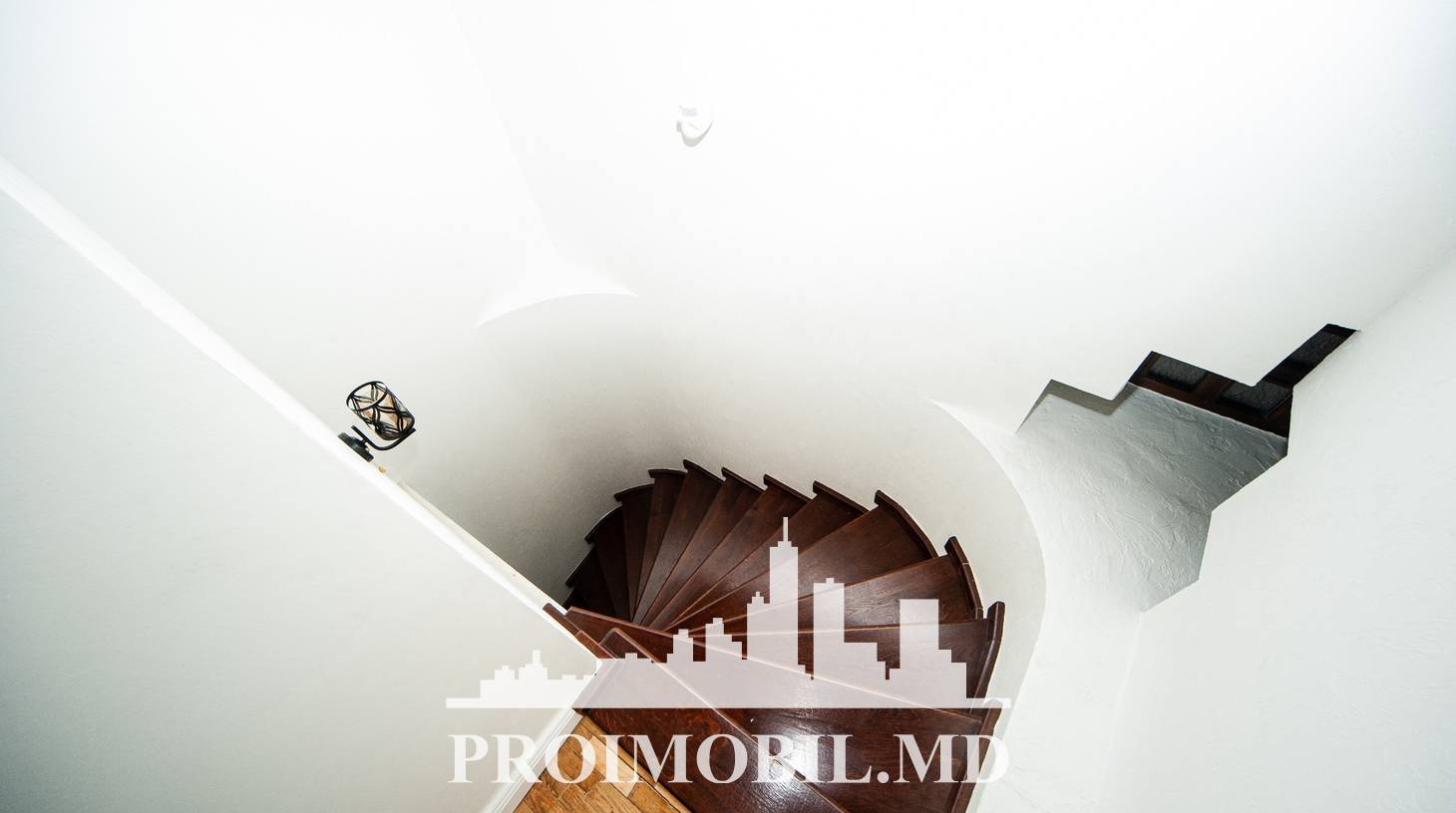 https://images.proimobil.md/q_lU4vrXnb8olZMU3IiqK0qmQPFmtmC3O_UTyvdFYHk/watermark:0.75:so:0:30:0.39/resize:fill:1460:816:1/gravity:ce/bG9jYWw6Ly8vZXN0YXRlL2xyL2IwNzEwZTc5LTY0YjAtNDZkZC1hNDMwLTc5NDY2MjQ0MDMxYS5qcGVn