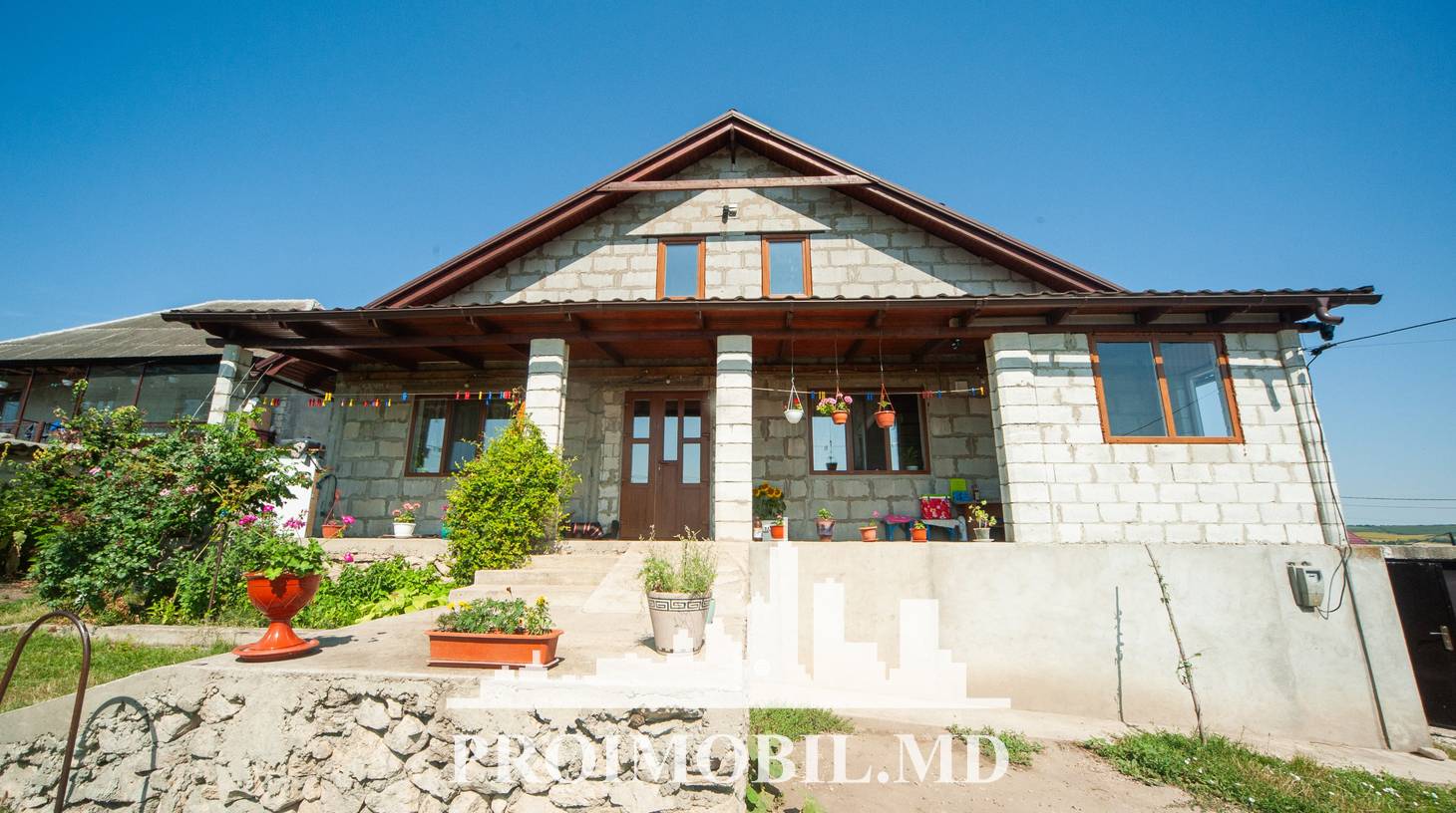 https://images.proimobil.md/qaquv6fsP4Ag2aHrUUv_zSDV-9eAljNCLZT1l2DjbZQ/watermark:0.75:so:0:30:0.39/resize:fill:1460:816:1/gravity:ce/bG9jYWw6Ly8vZXN0YXRlL2xyLzNkNDc5NTFkLTBkNDgtNDM1MC04YmE5LWM2YWI0M2Y3MTY2NC5qcGVn