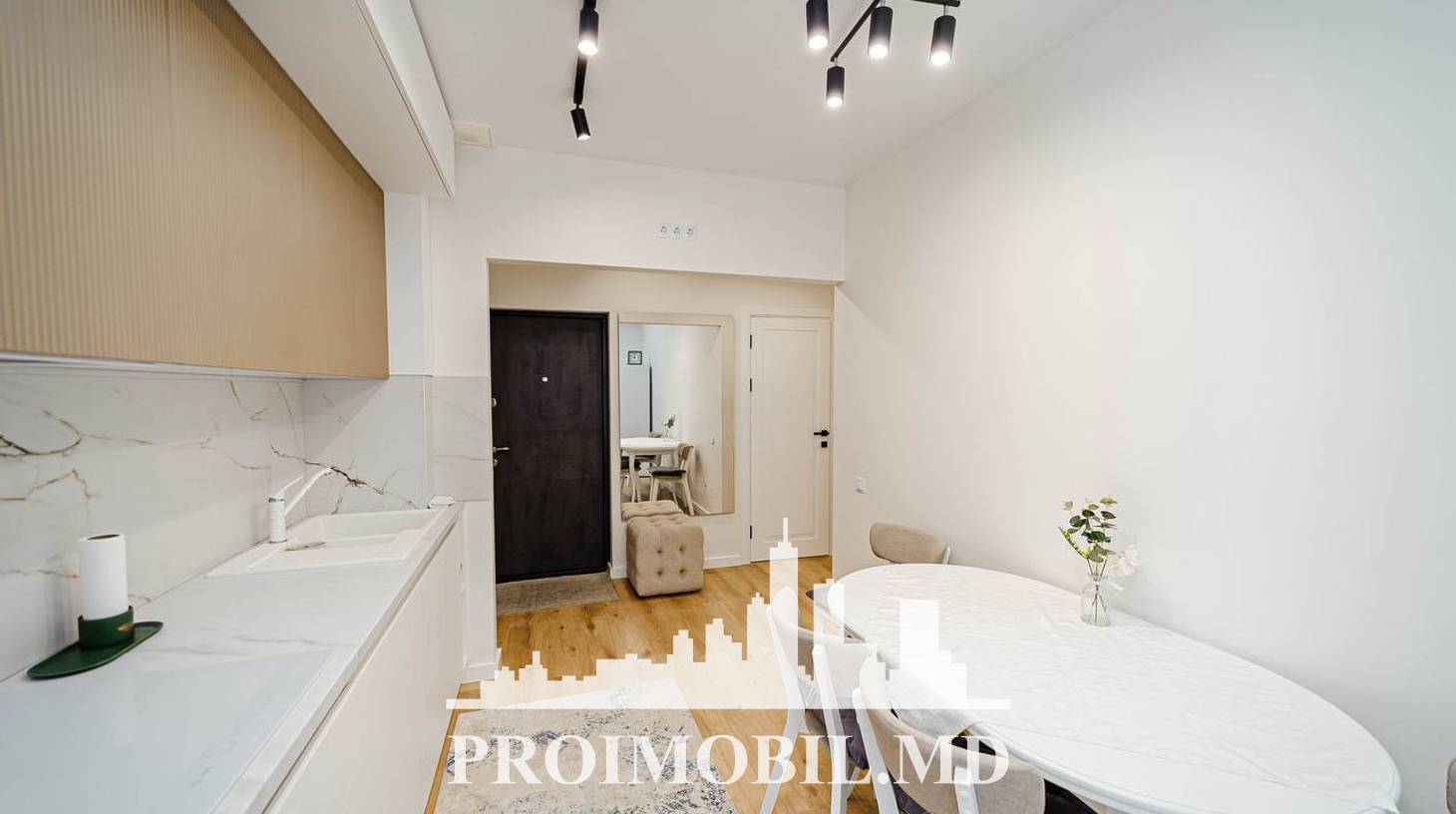 https://images.proimobil.md/qlt-ToFsdoDTUzgWDj11oySEzoJc6VBG94Vl1yyUIGI/watermark:0.75:so:0:30:0.39/resize:fill:1460:816:1/gravity:ce/bG9jYWw6Ly8vZXN0YXRlL2xyLzAzNWU0ZTIyLWY1NjQtNGY2NC1hNTUxLWZjMTkyMTIzYTM4Ni5qcGVn